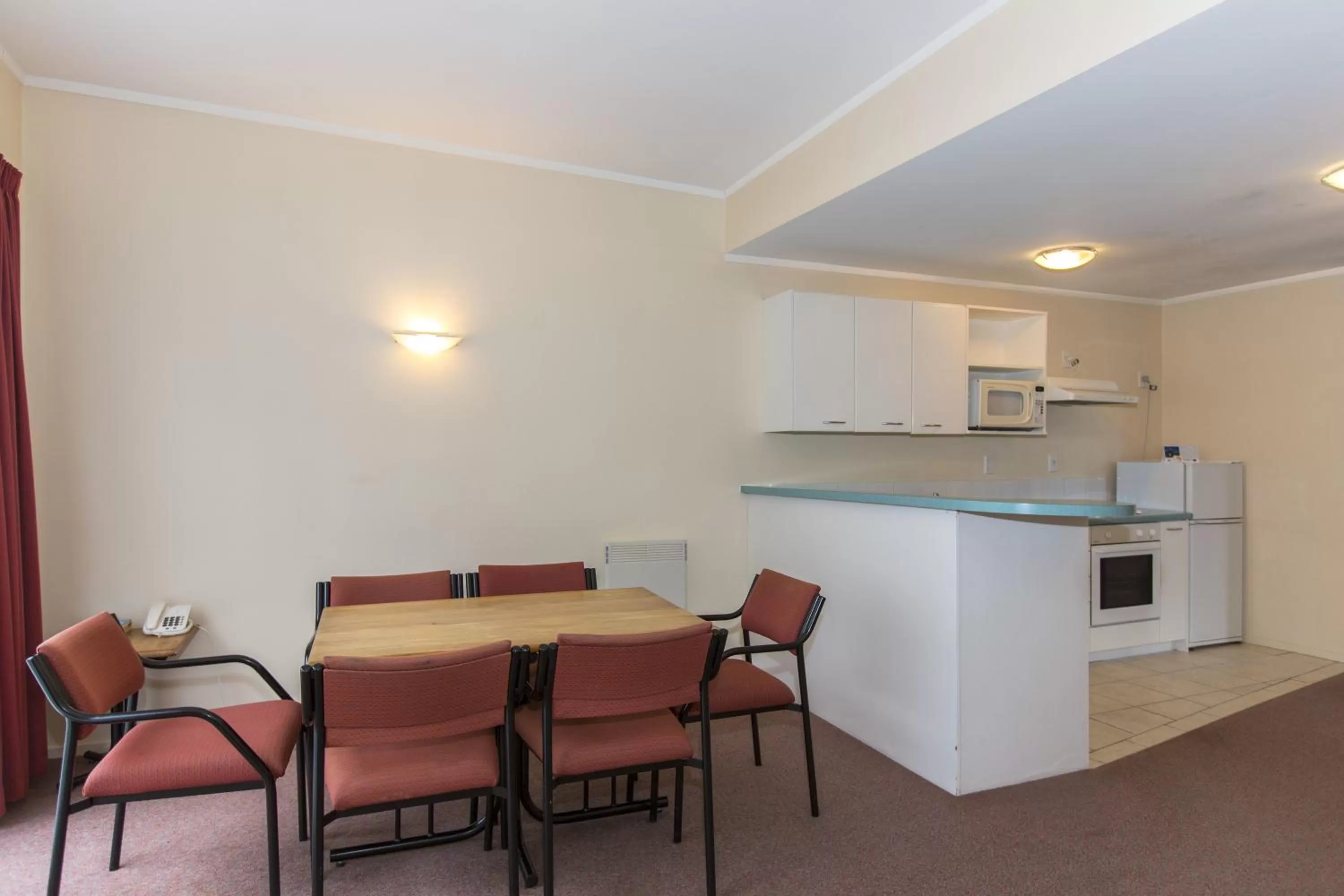 Kitchen or kitchenette in Fernhill Motor Lodge