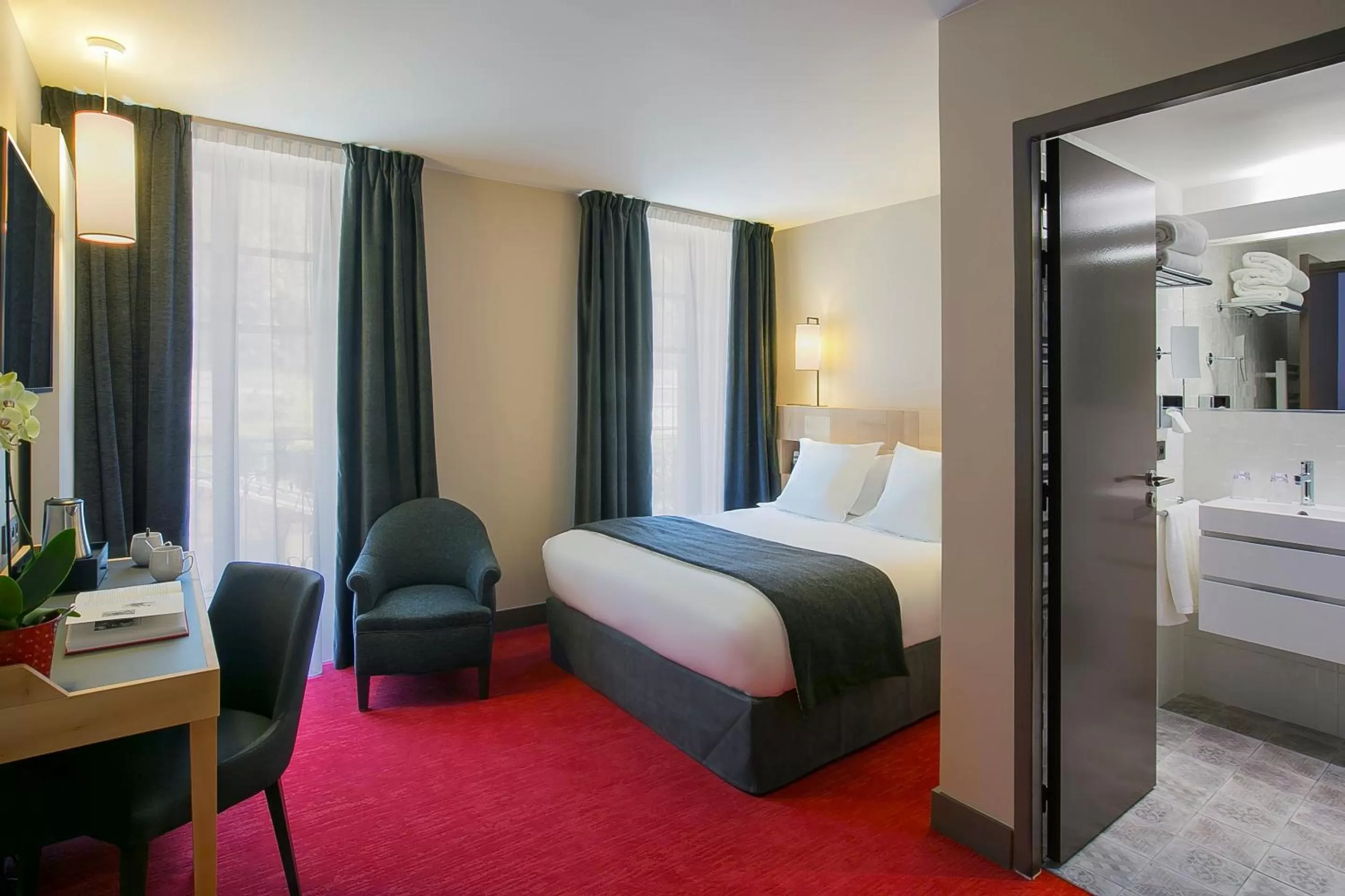 Photo of the whole room, Bed in Excelsior Chamonix Hôtel & Spa