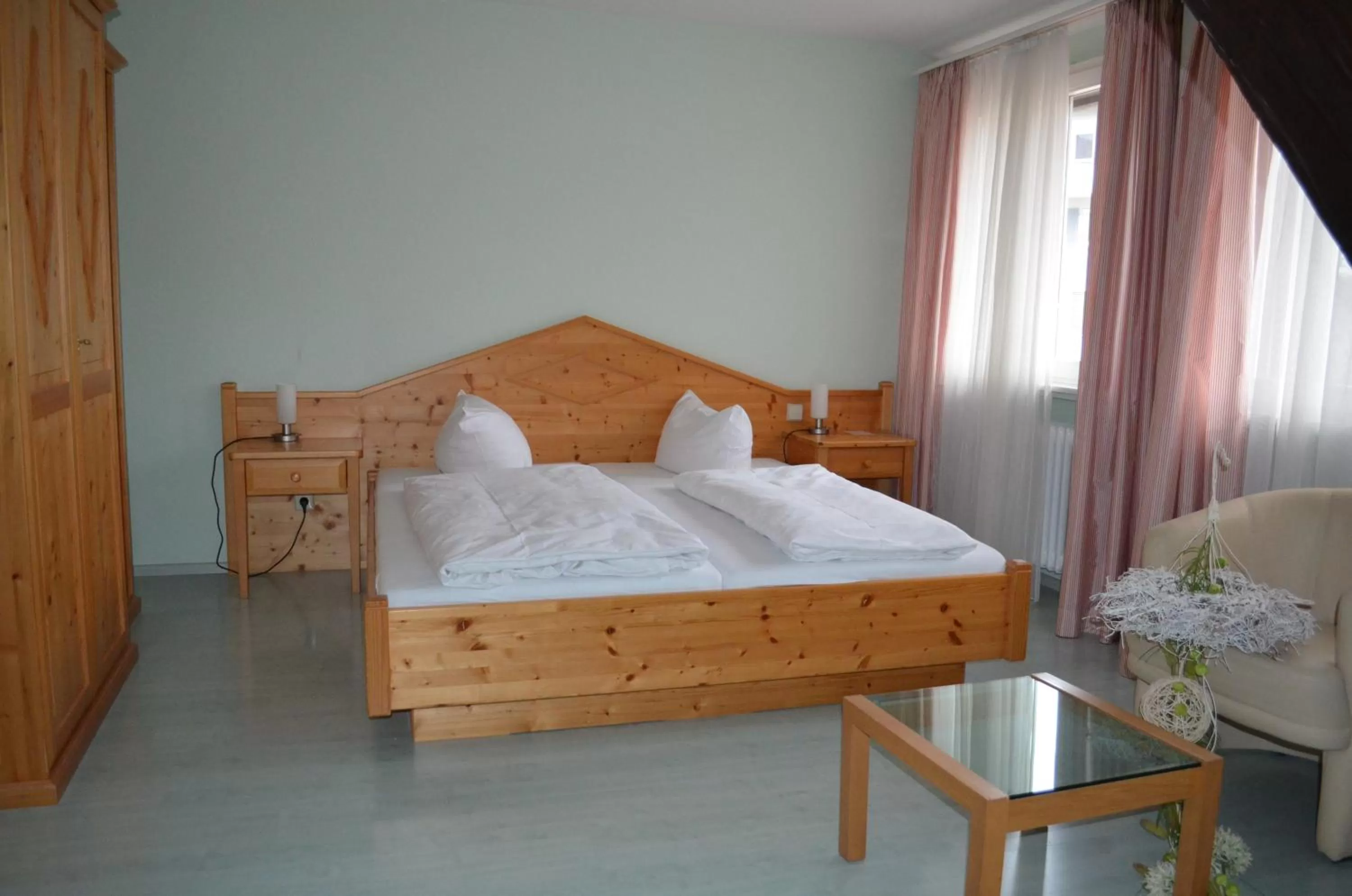 Bedroom, Bed in Alte Post - Hotel Am Rhein-Ufer Laufenburg