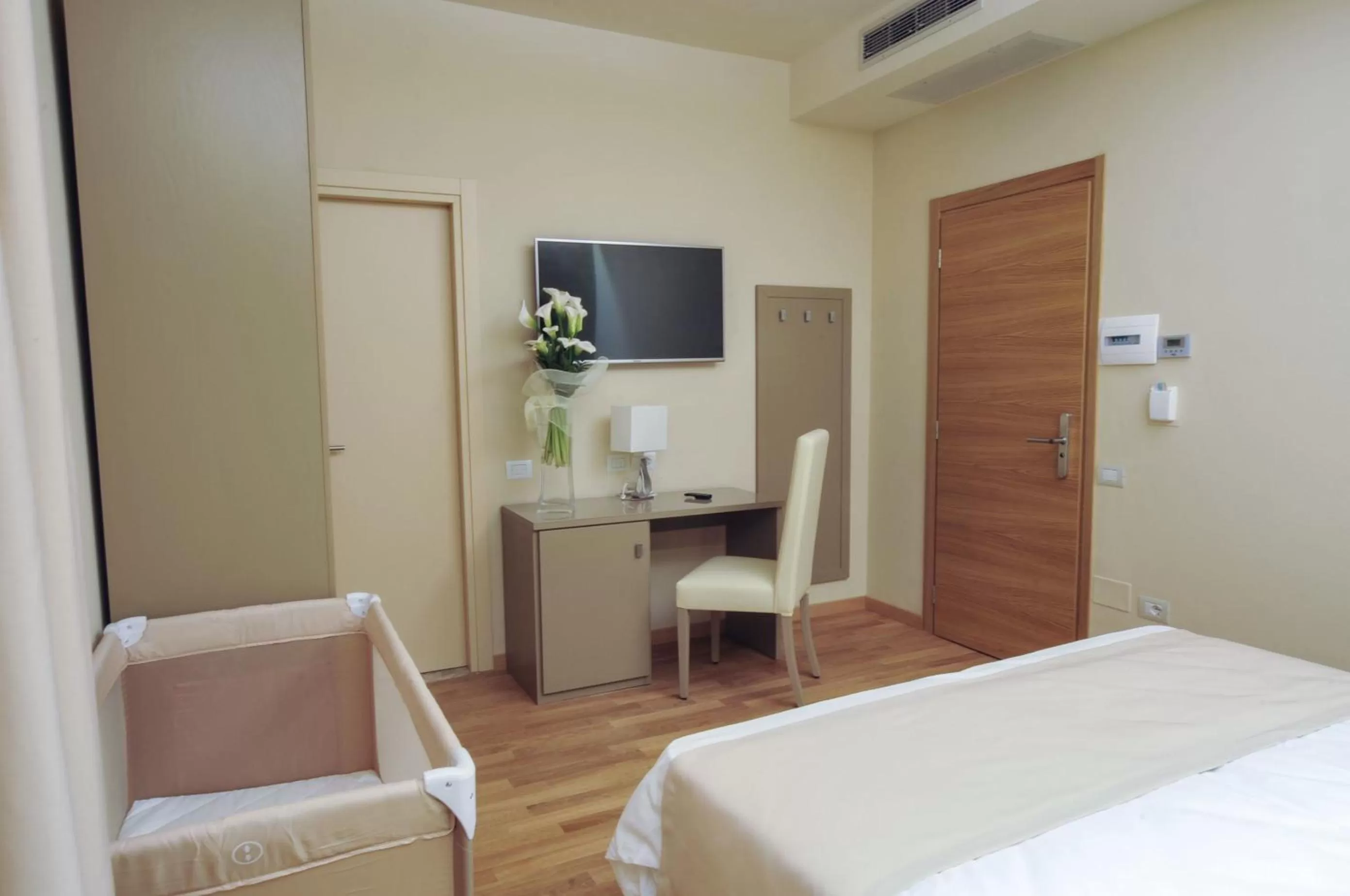 TV and multimedia, Bed in Hotel Dori