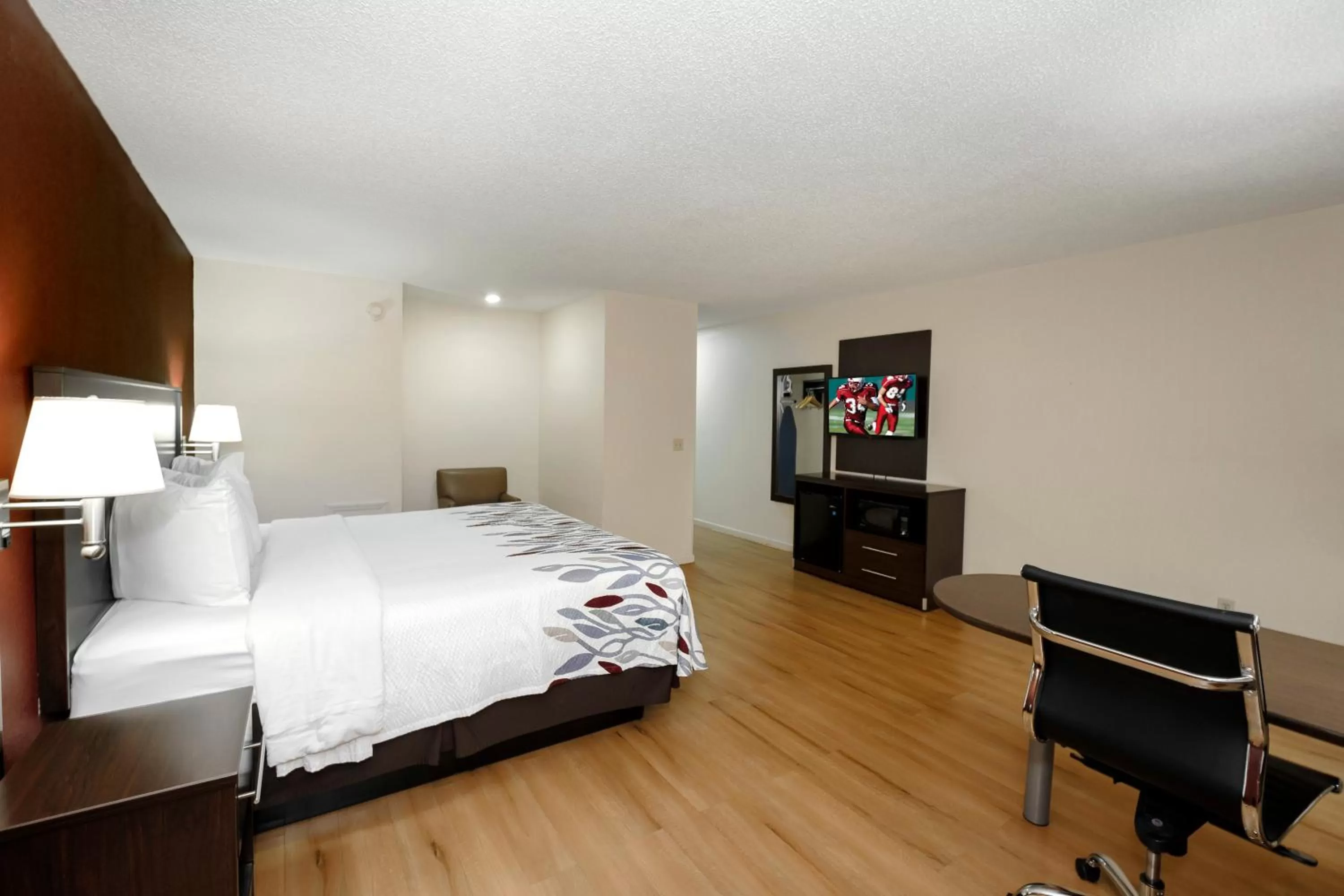 Photo of the whole room, Bed in Red Roof Inn Hillsville