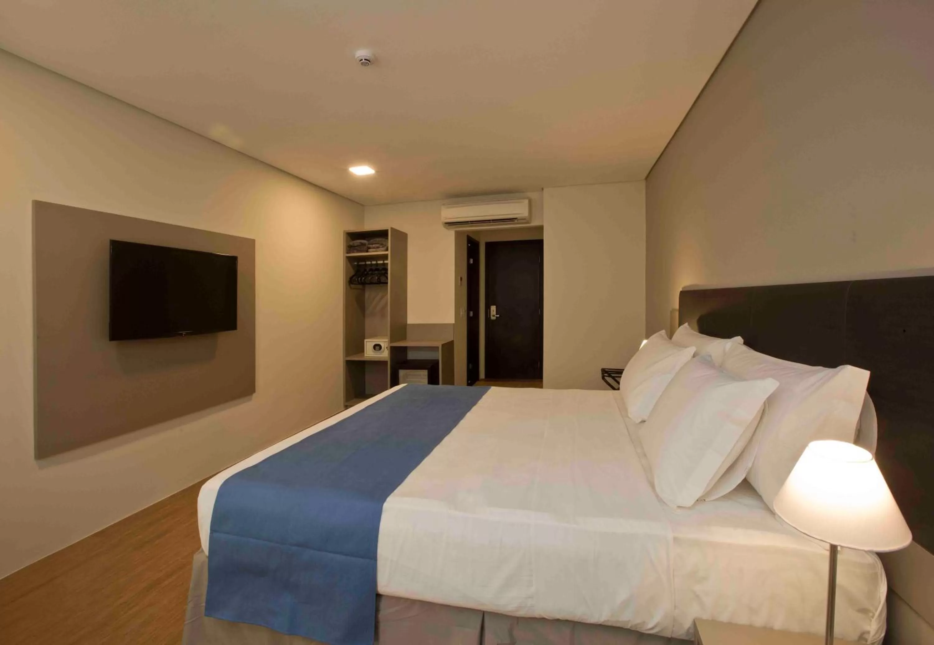 Bedroom, Bed in Fity Hotel