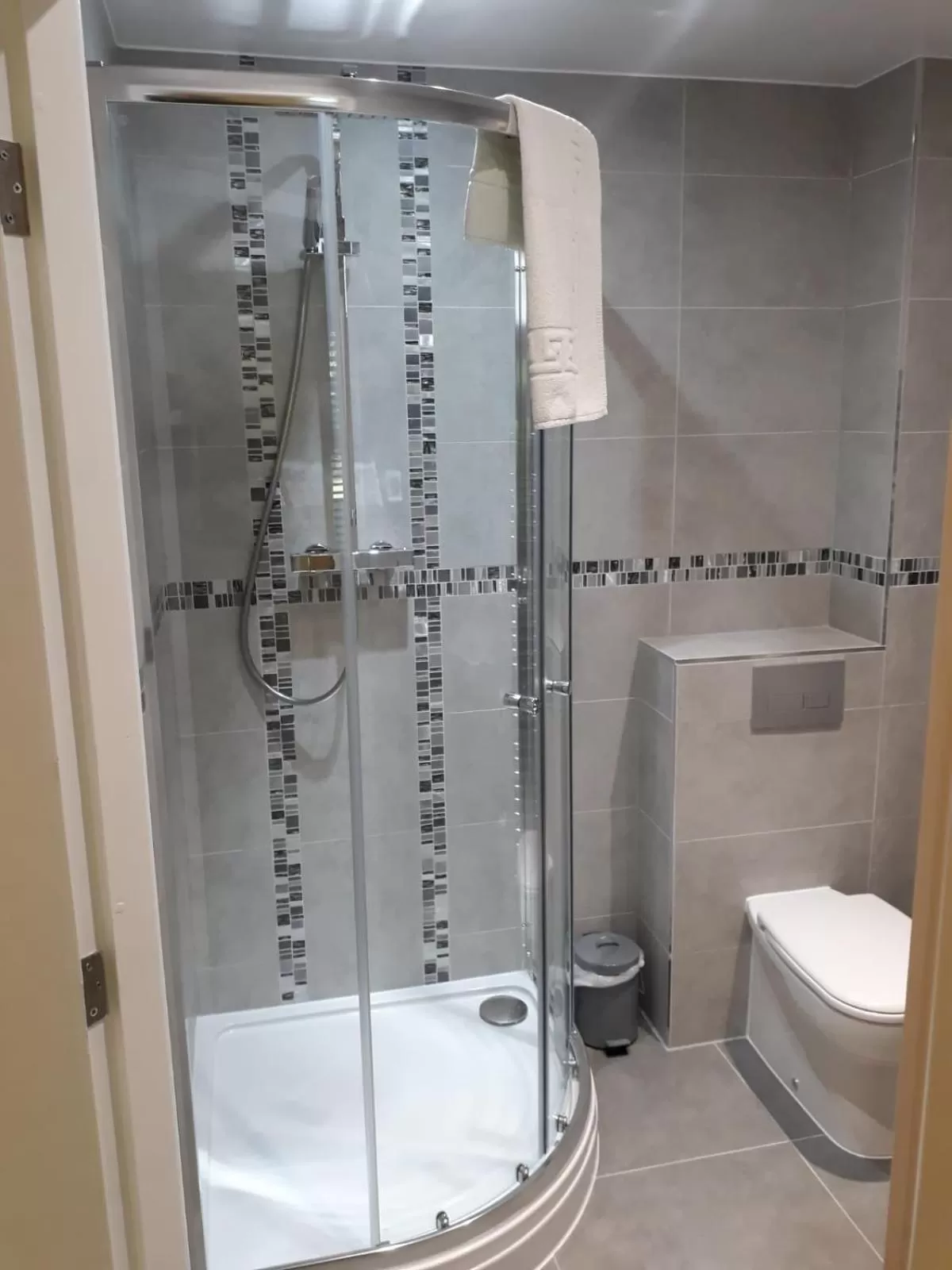 Shower in The Avenue Hotel Ltd