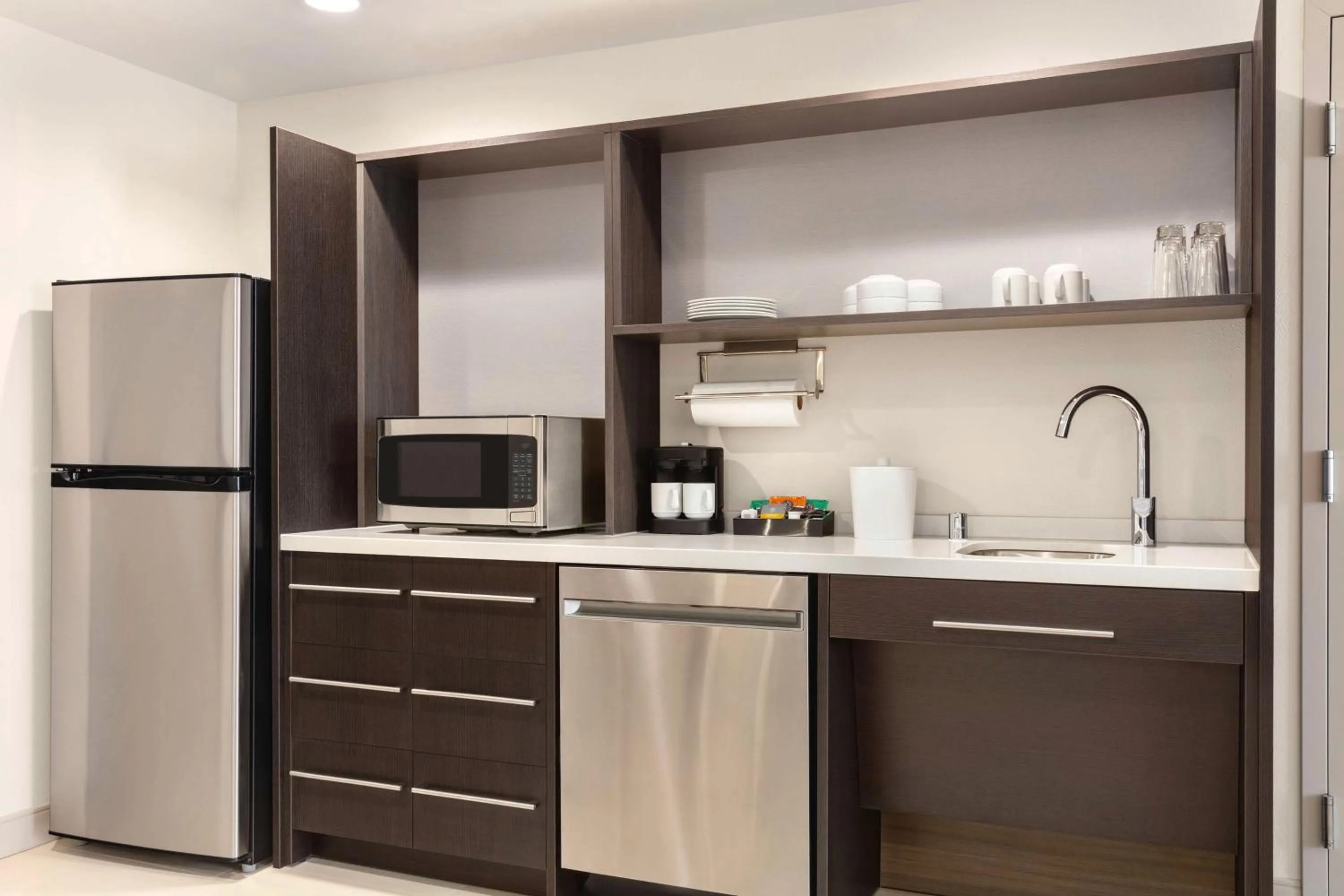 Kitchen or kitchenette in Home2 Suites By Hilton Milwaukee West