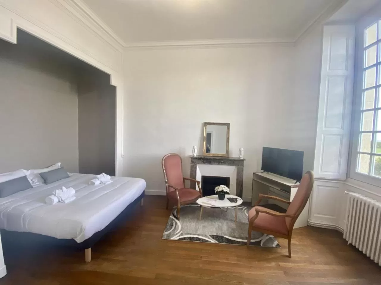 Photo of the whole room in Hôtel Particulier CHÂTEAU DES MARAIS Proximité et vue sur le Lac de Grand lieu