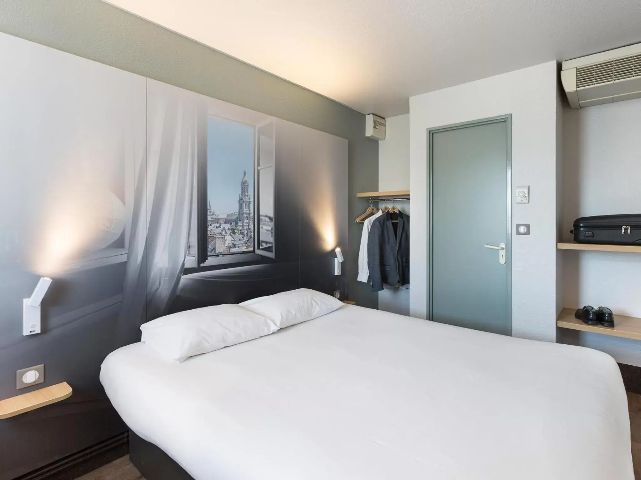 Double Room in B&B HOTEL AVRANCHES Baie du Mont St-Michel Double Room in B&B HOTEL AVRANCHES Baie du Mont St-Michel