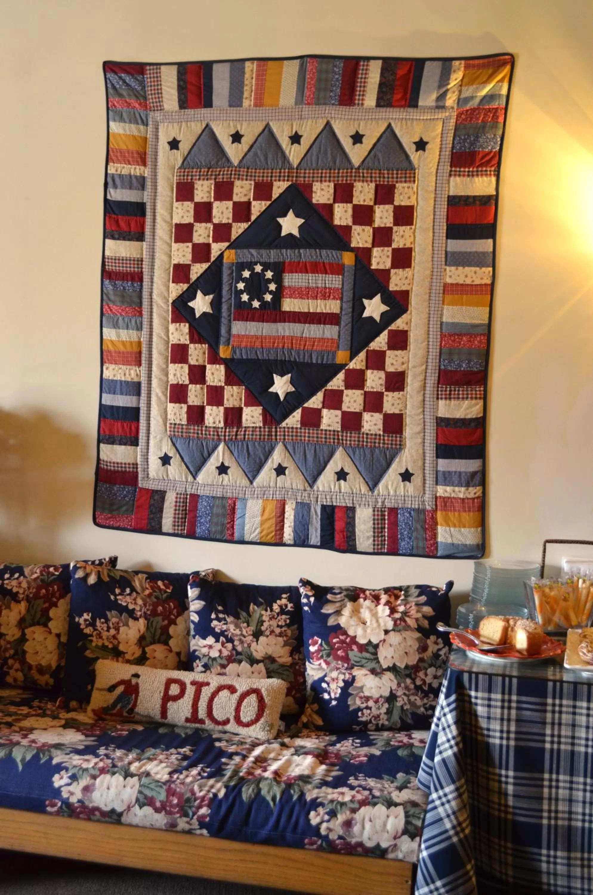 Lounge or bar, Bed in Greenbrier Inn Killington