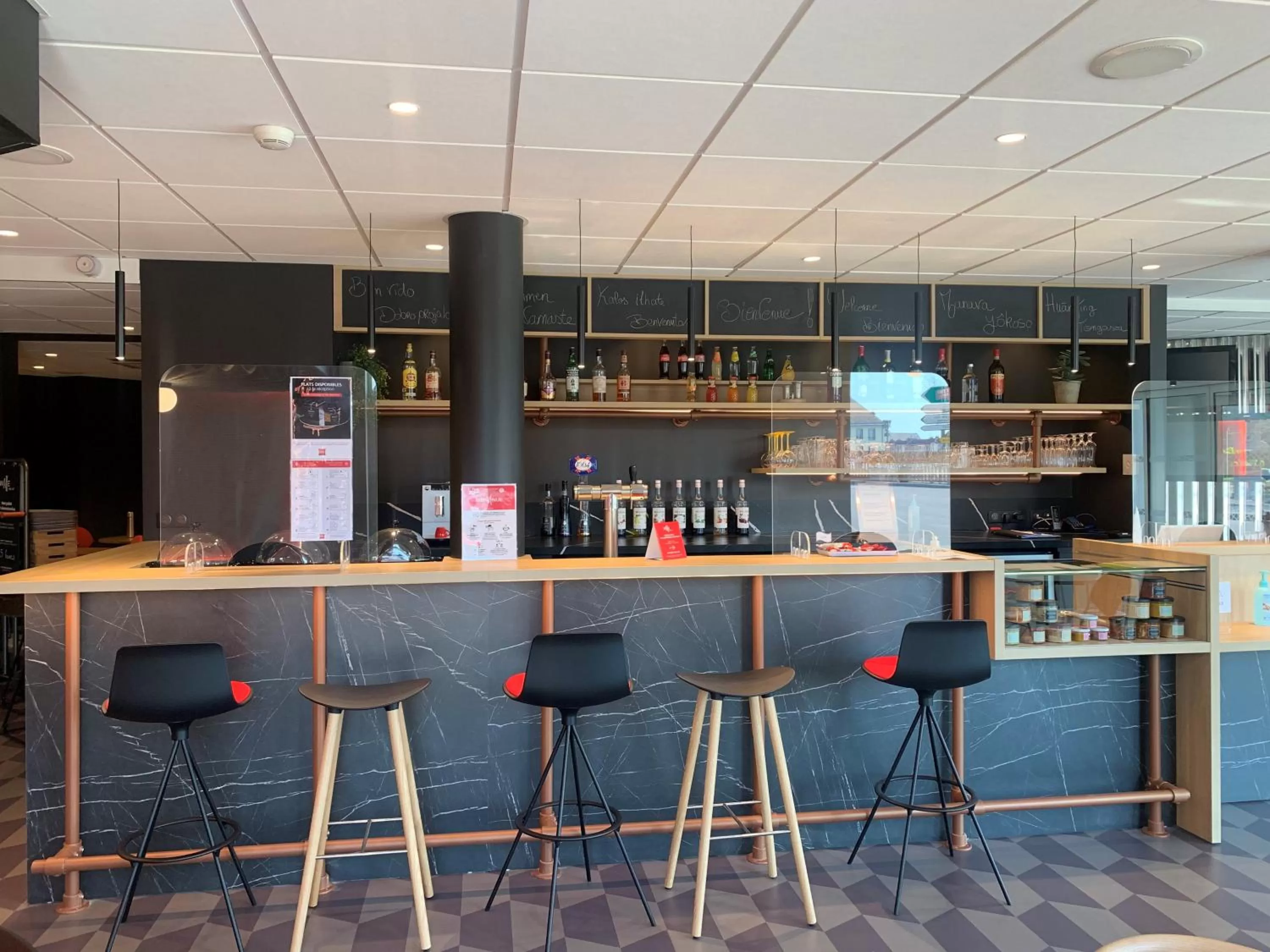 Lounge or bar in ibis Auxerre Centre