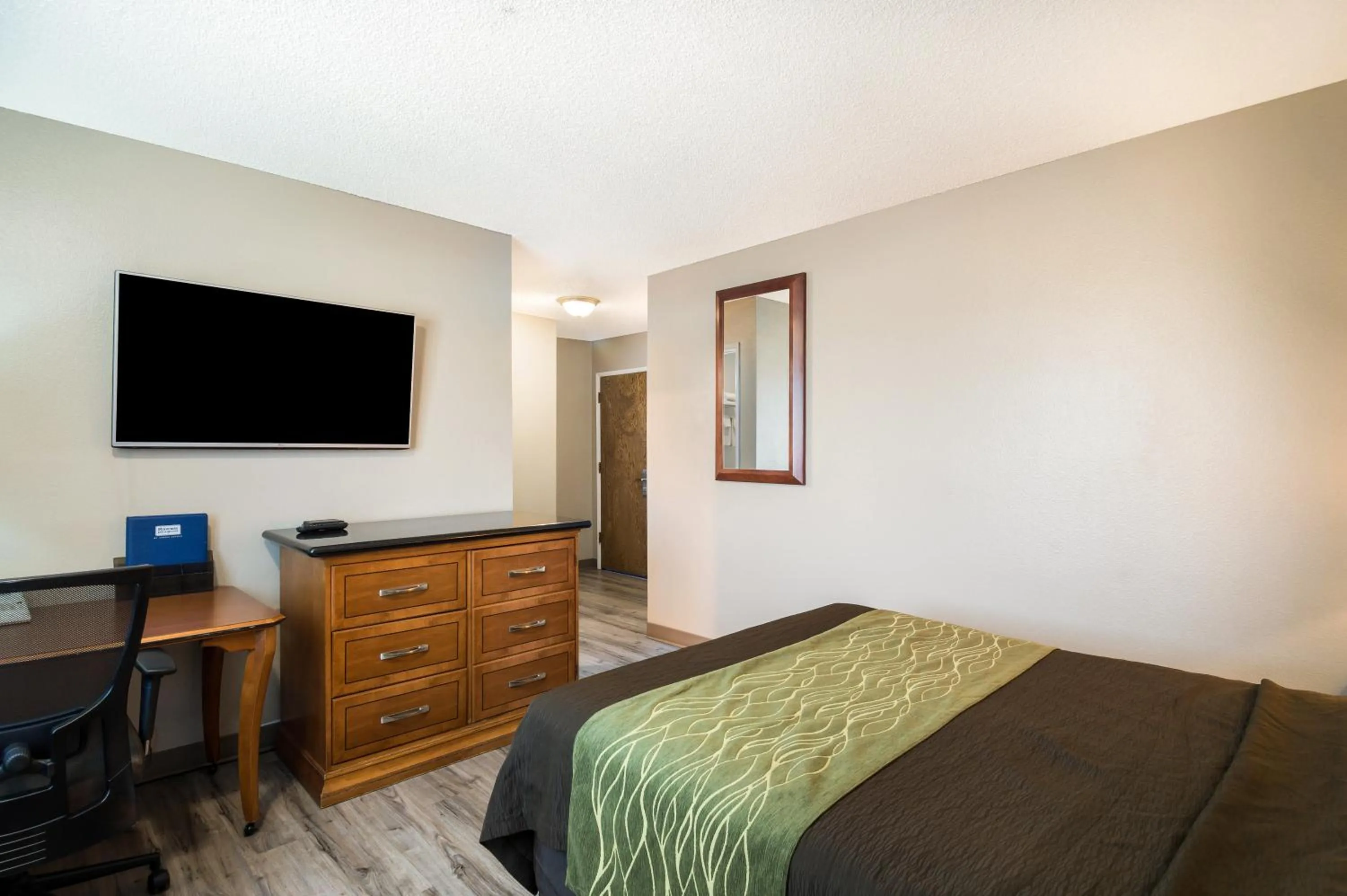 Bed in Rodeway Inn & Suites Portland West - Beaverton