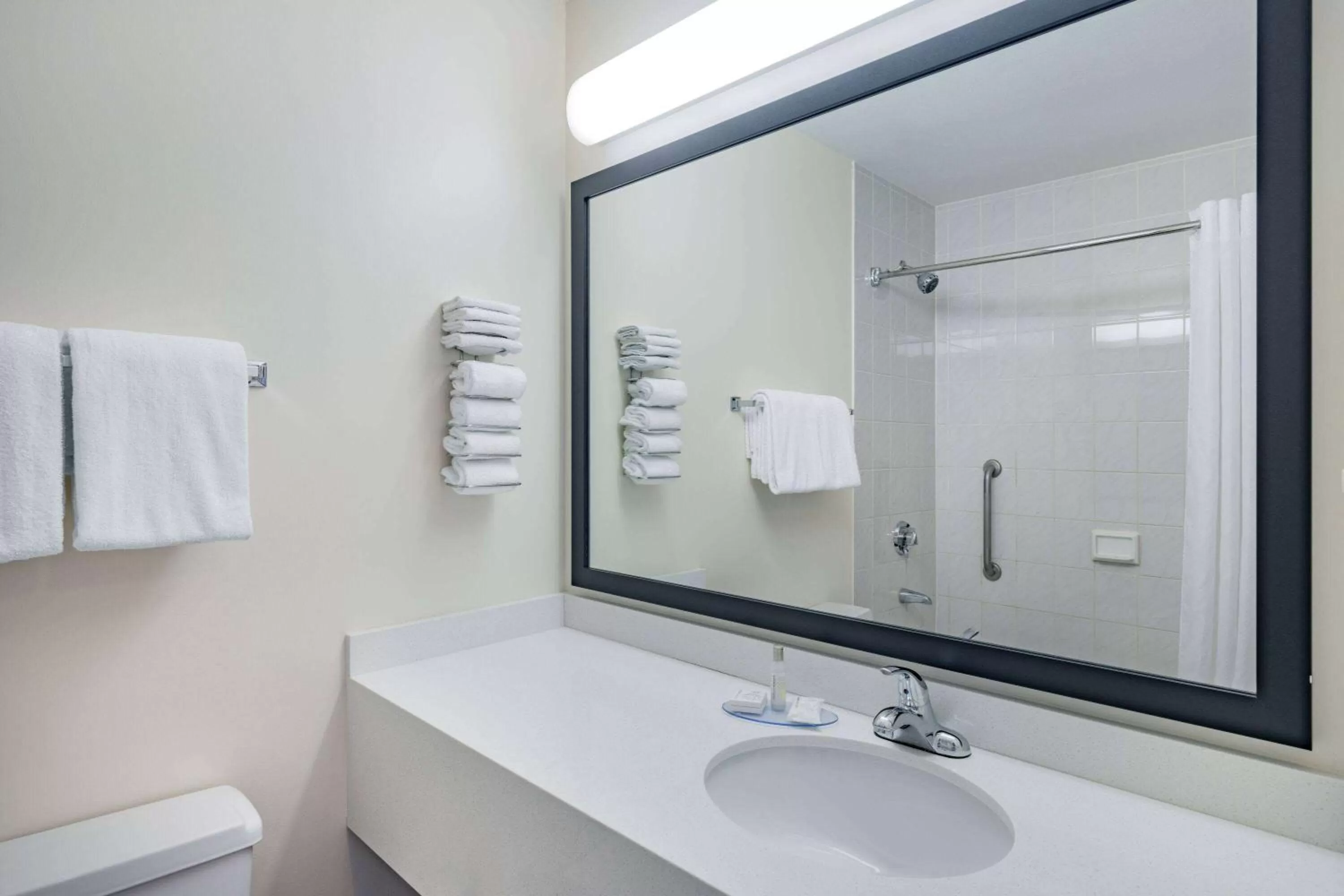 TV and multimedia in Travelodge by Wyndham Fort St John