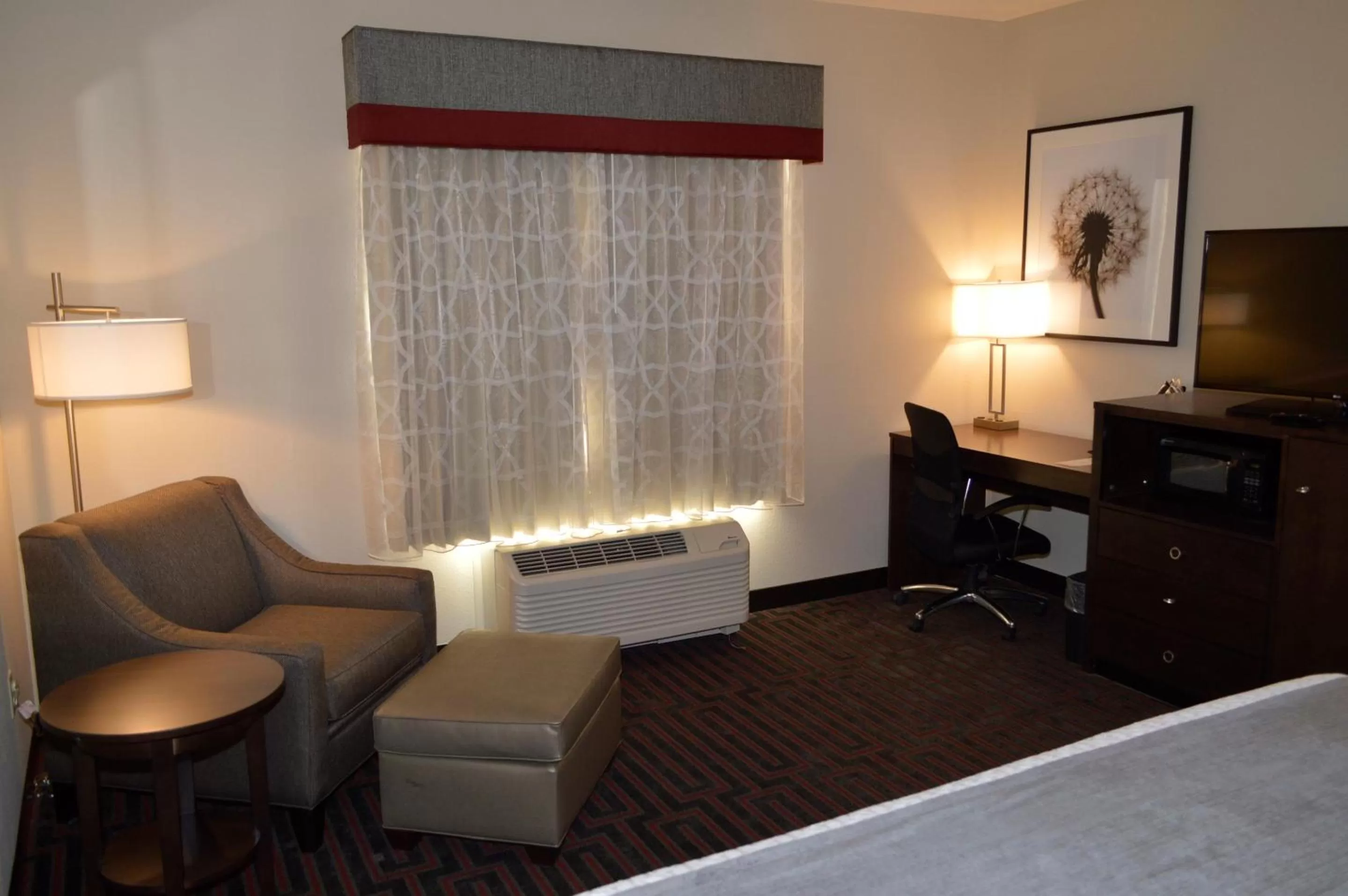 Seating area, Bed in Best Western Plus Stevens County Inn