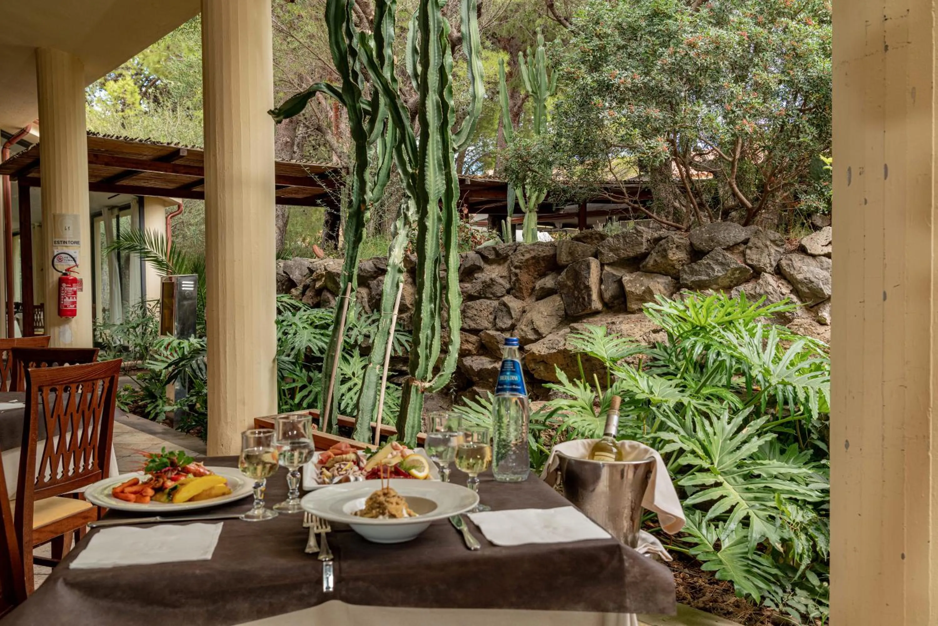 Restaurant/places to eat in Club Esse Palmasera