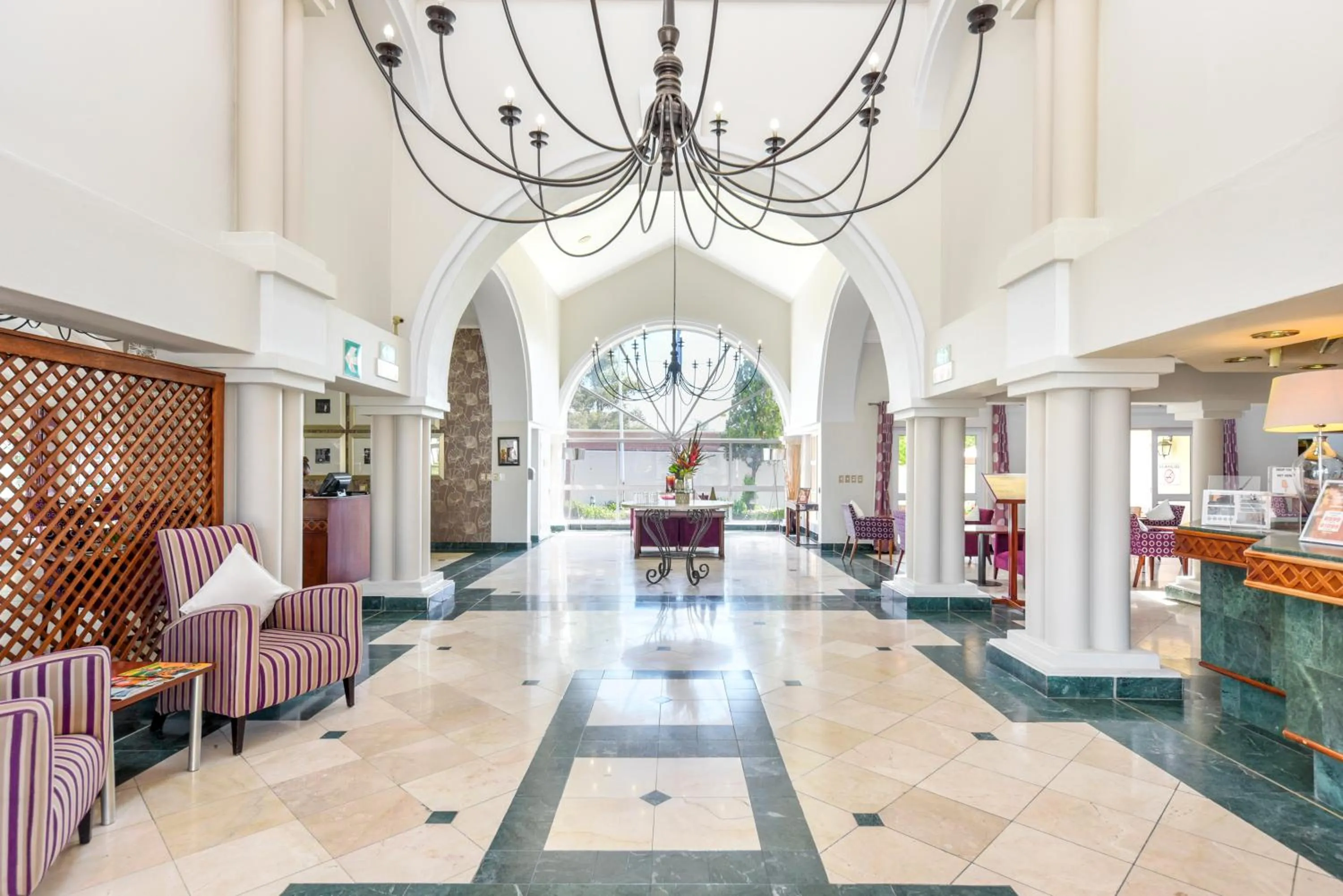 Lobby or reception in Mercure Johannesburg Randburg