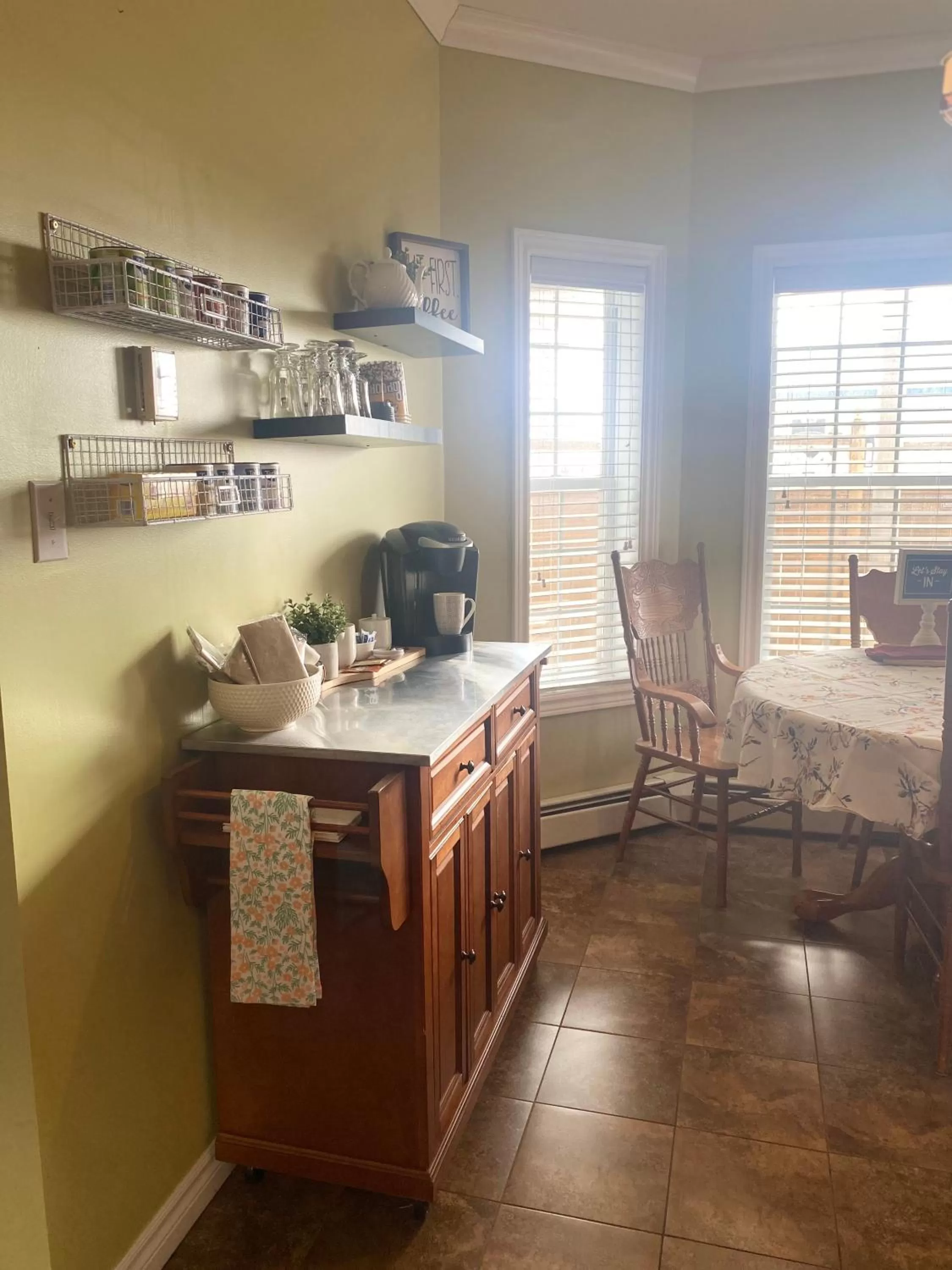 Coffee/tea facilities, Kitchen/Kitchenette in Sea Breeze Bed & Breakfast and RV Park