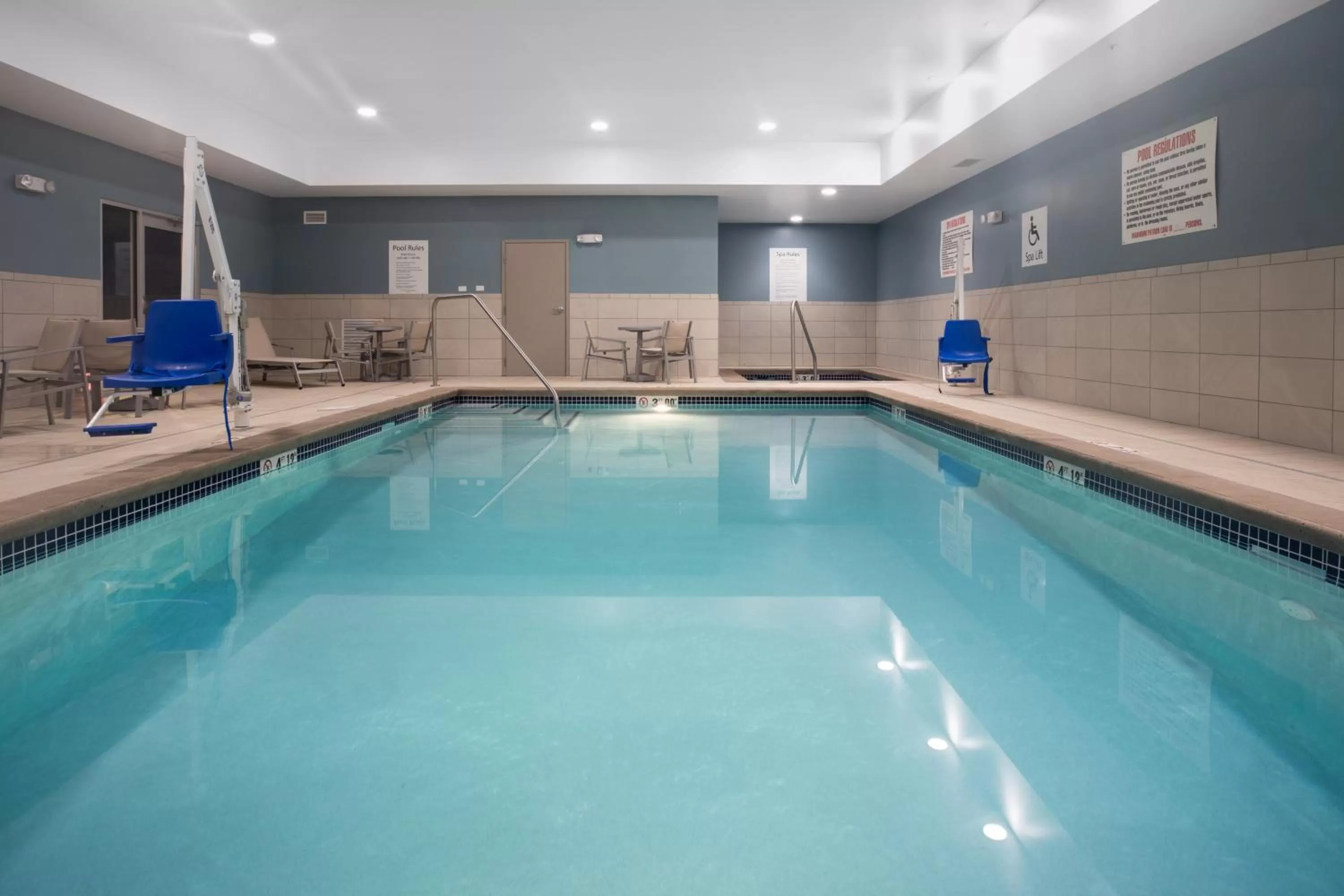 Swimming pool in Holiday Inn Express & Suites Sioux City North - Event Center by IHG
