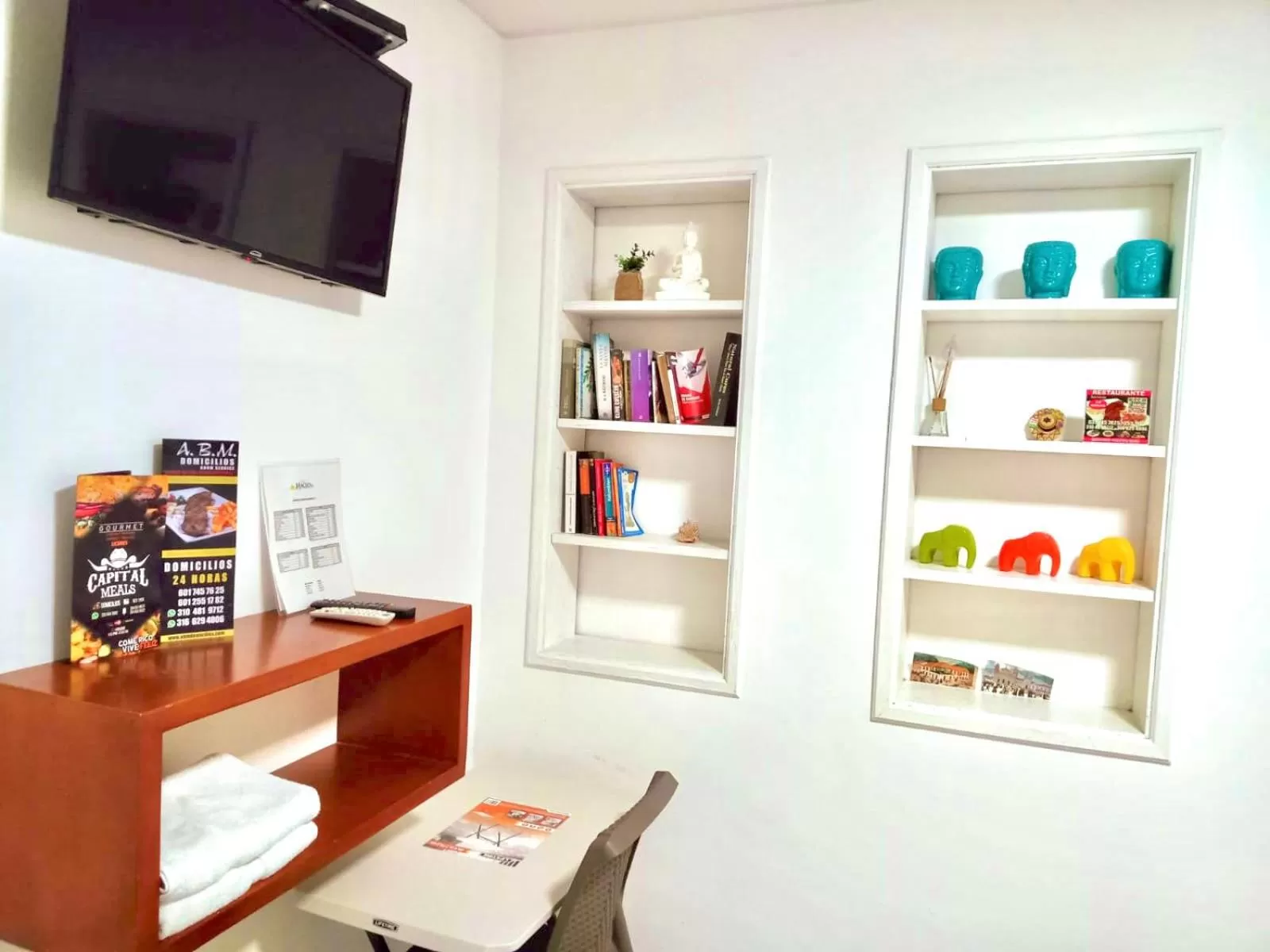 Photo of the whole room, TV/Entertainment Center in Hotel Maceo 55 - Colonial Inn