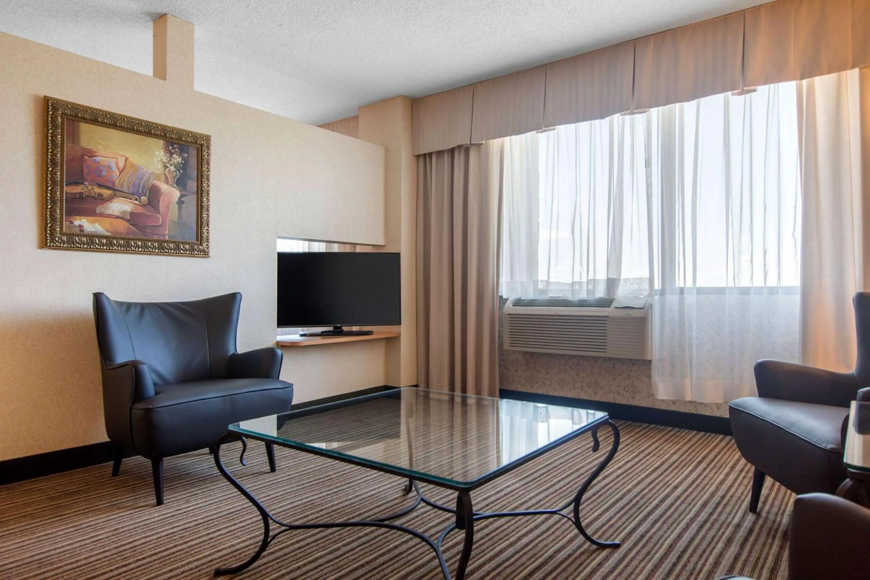 Bedroom, TV/Entertainment Center in Quality Hotel et Centre de Congres