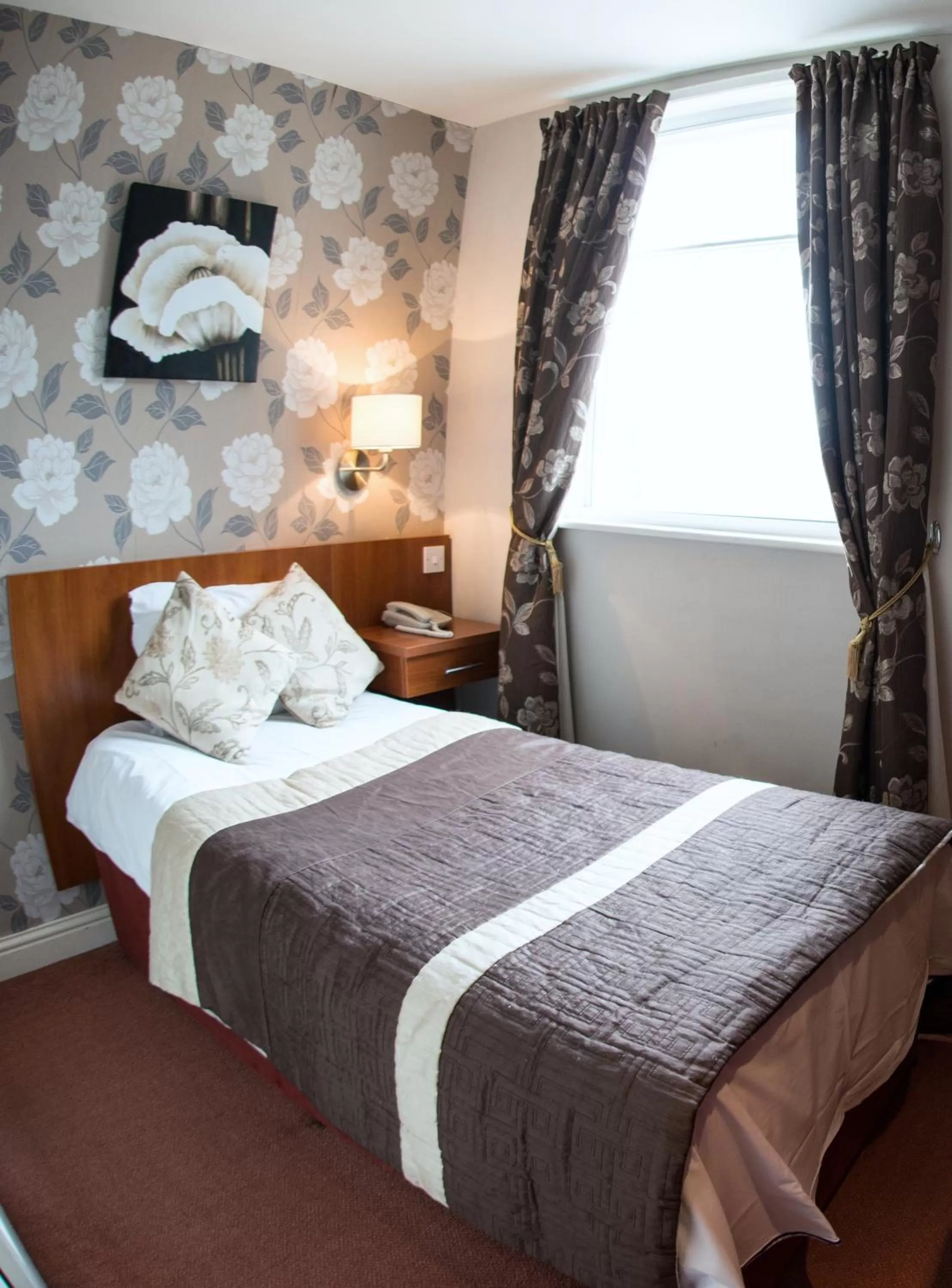 Bedroom, Bed in Thomas James Hotel