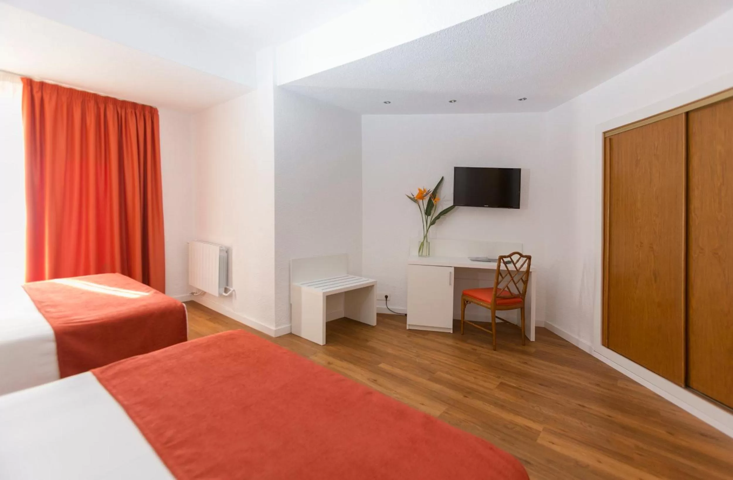 Bed in Intelier Orange