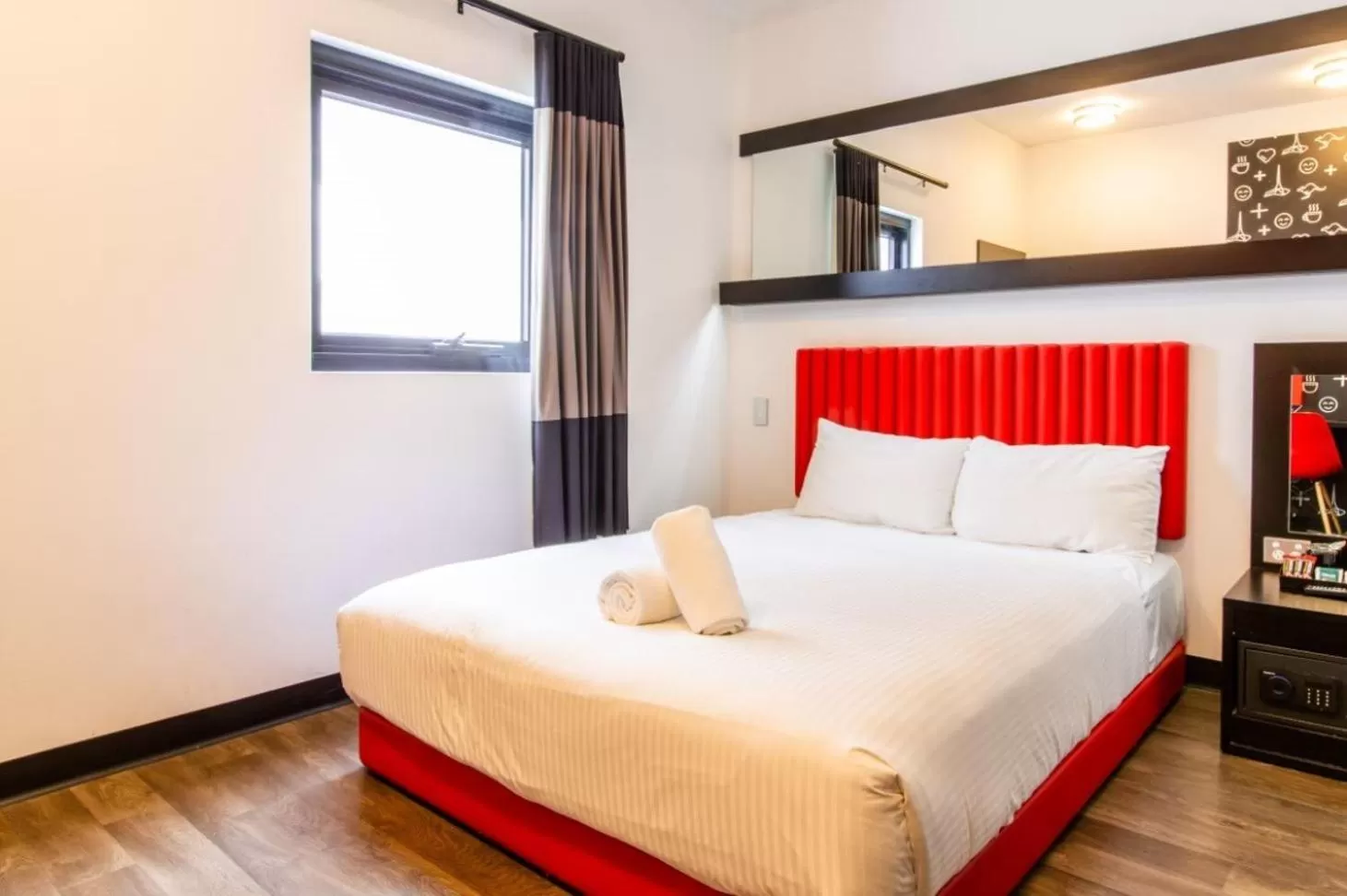 Bedroom, Bed in Essence Hotel Carlton