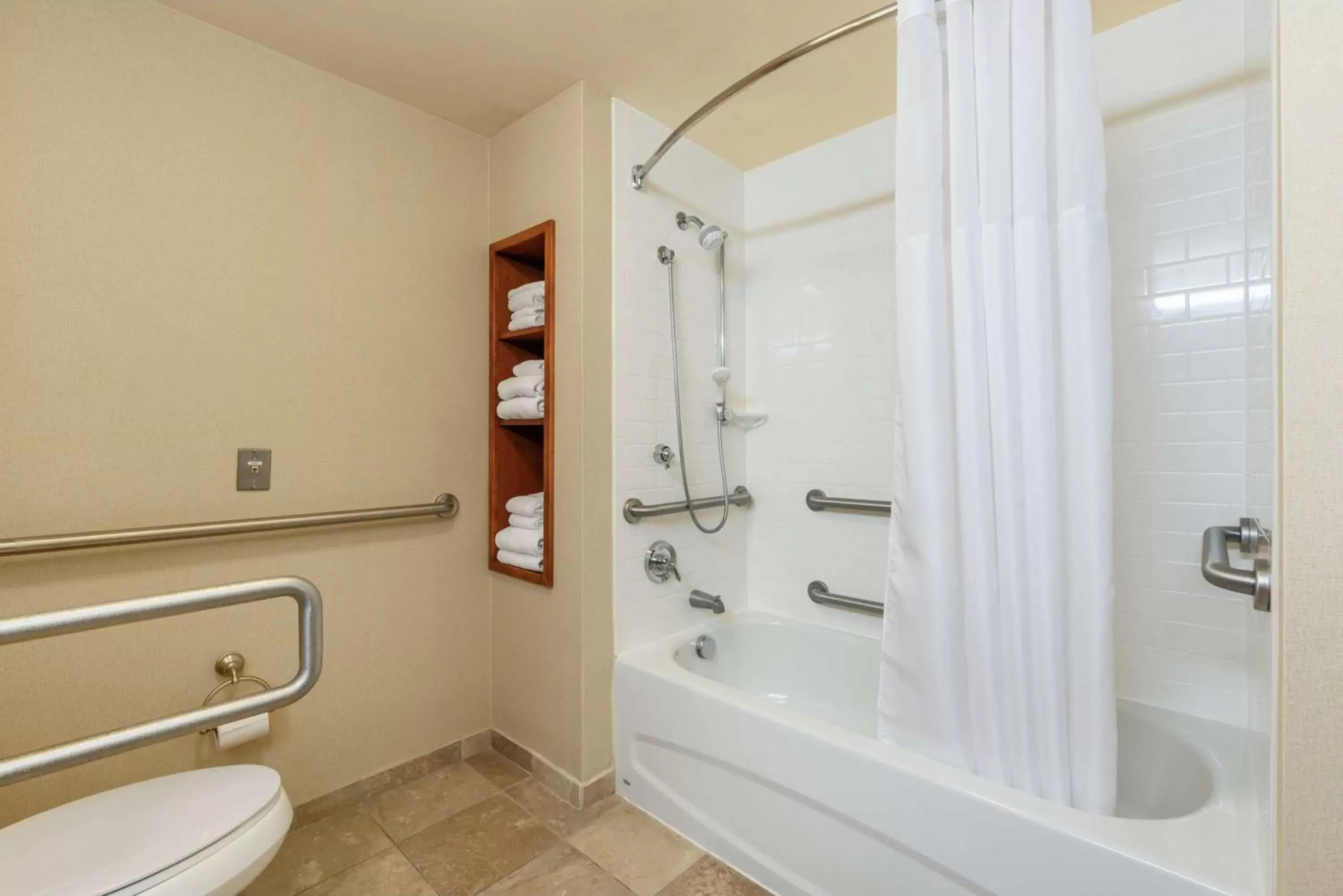 Hearing Accessible King - With Bathtub - Nonsmoking in Hampton Inn & Suites Mystic Hearing Accessible King - With Bathtub - Nonsmoking in Hampton Inn & Suites Mystic