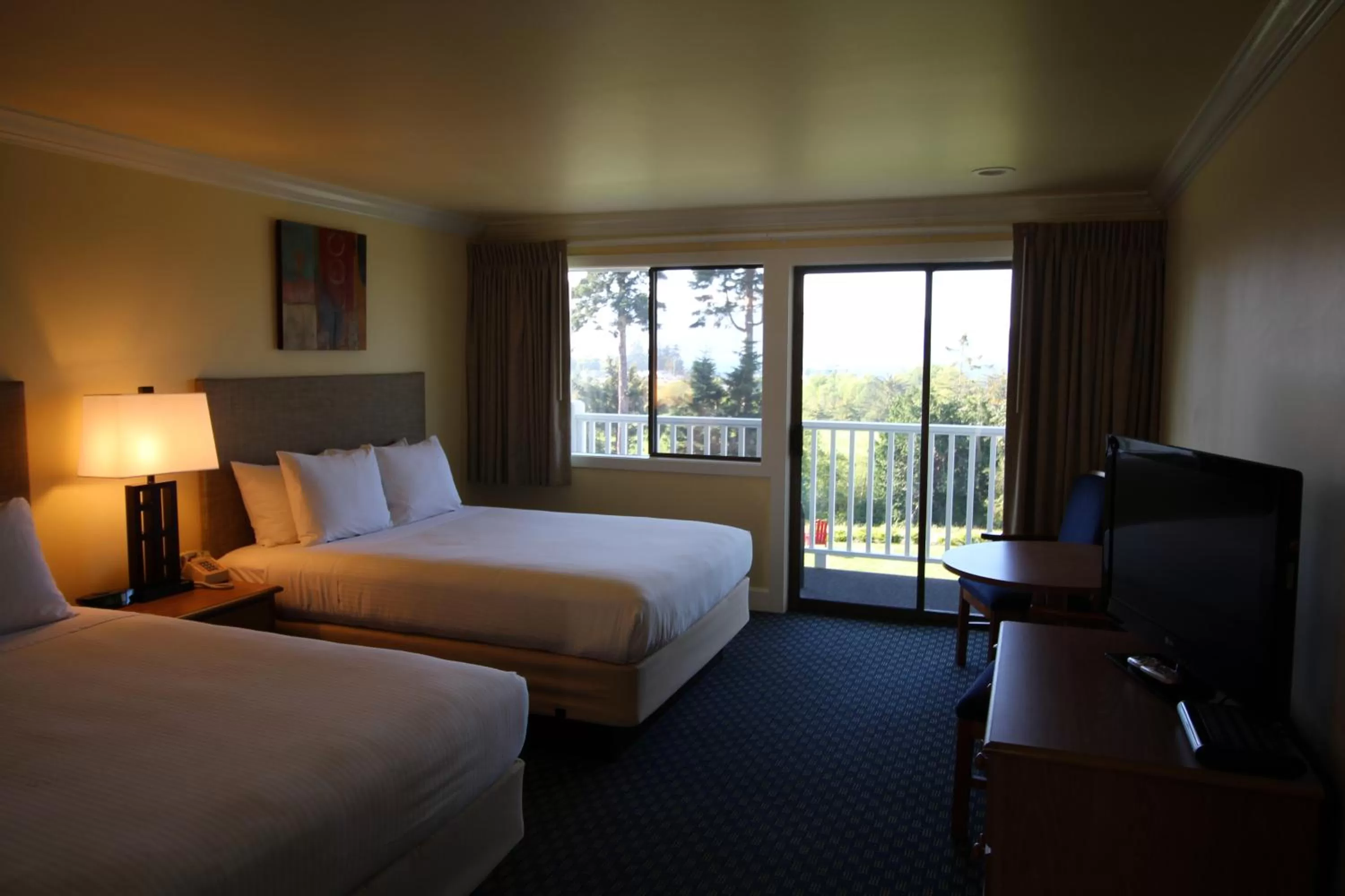 Photo of the whole room, Bed in Anacortes Ship Harbor Inn