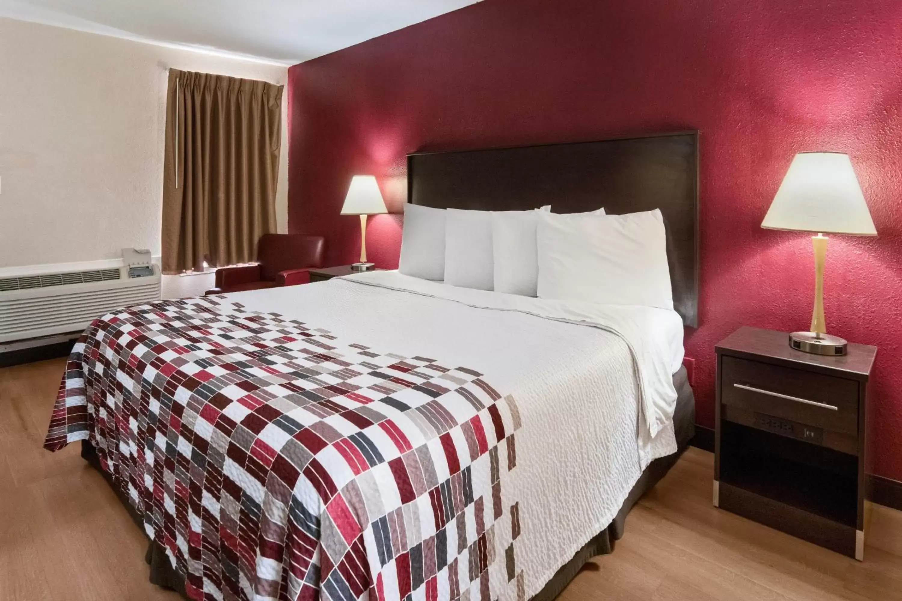 King Room with Spa Bath in Red Roof Inn Ames King Room with Spa Bath in Red Roof Inn Ames