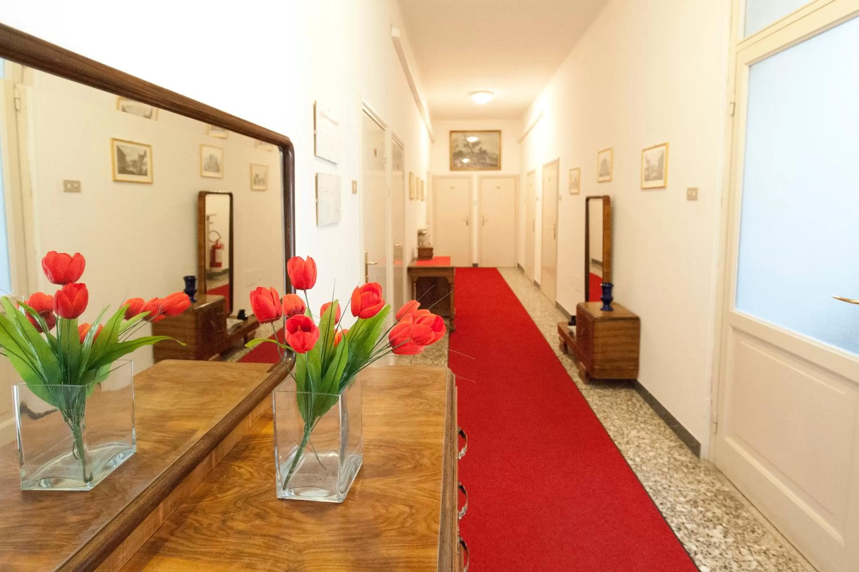 Photo of the whole room in Hotel Gardenia