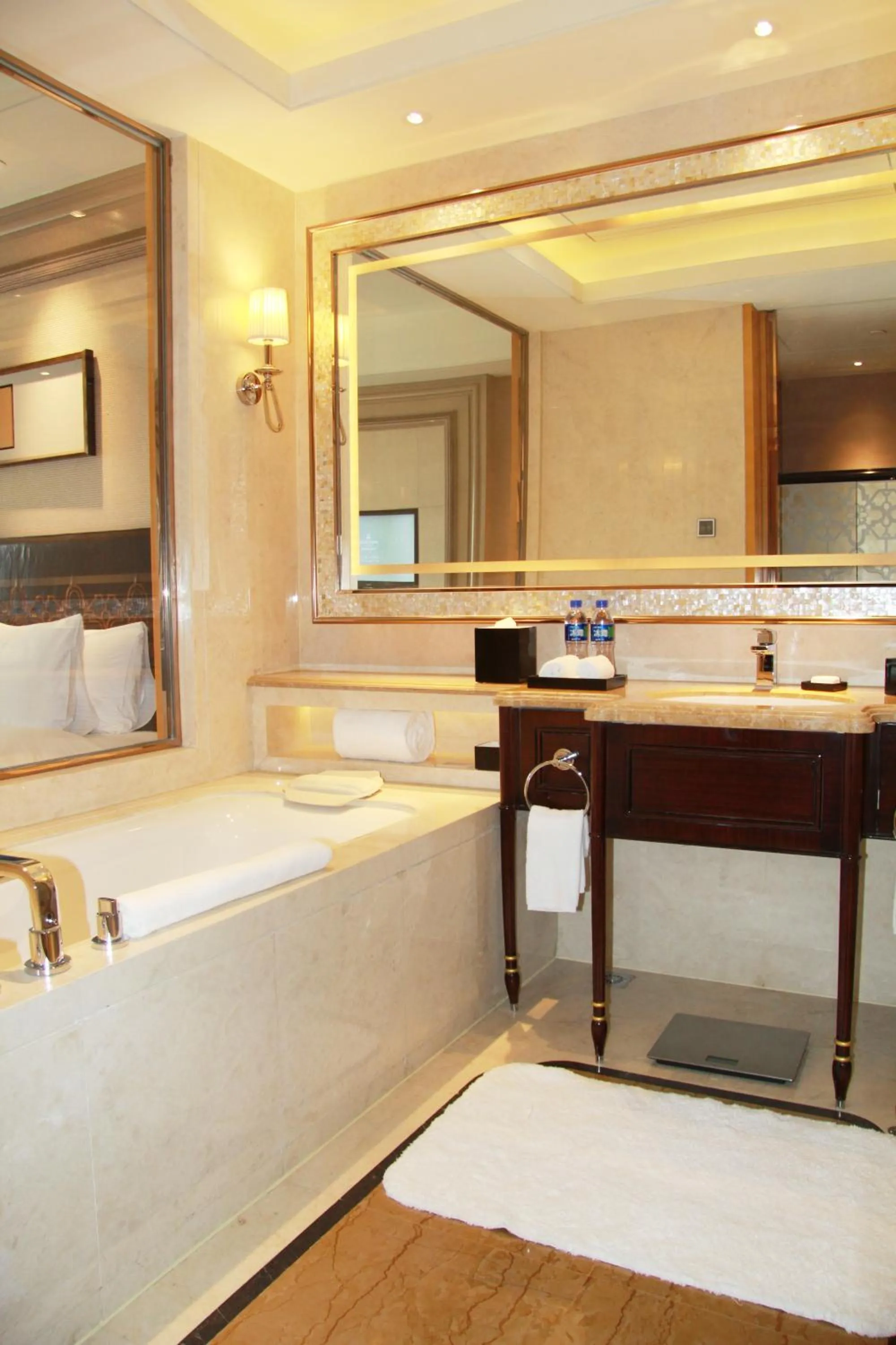 Bathroom, Bed in Wanda Realm Harbin Hotel