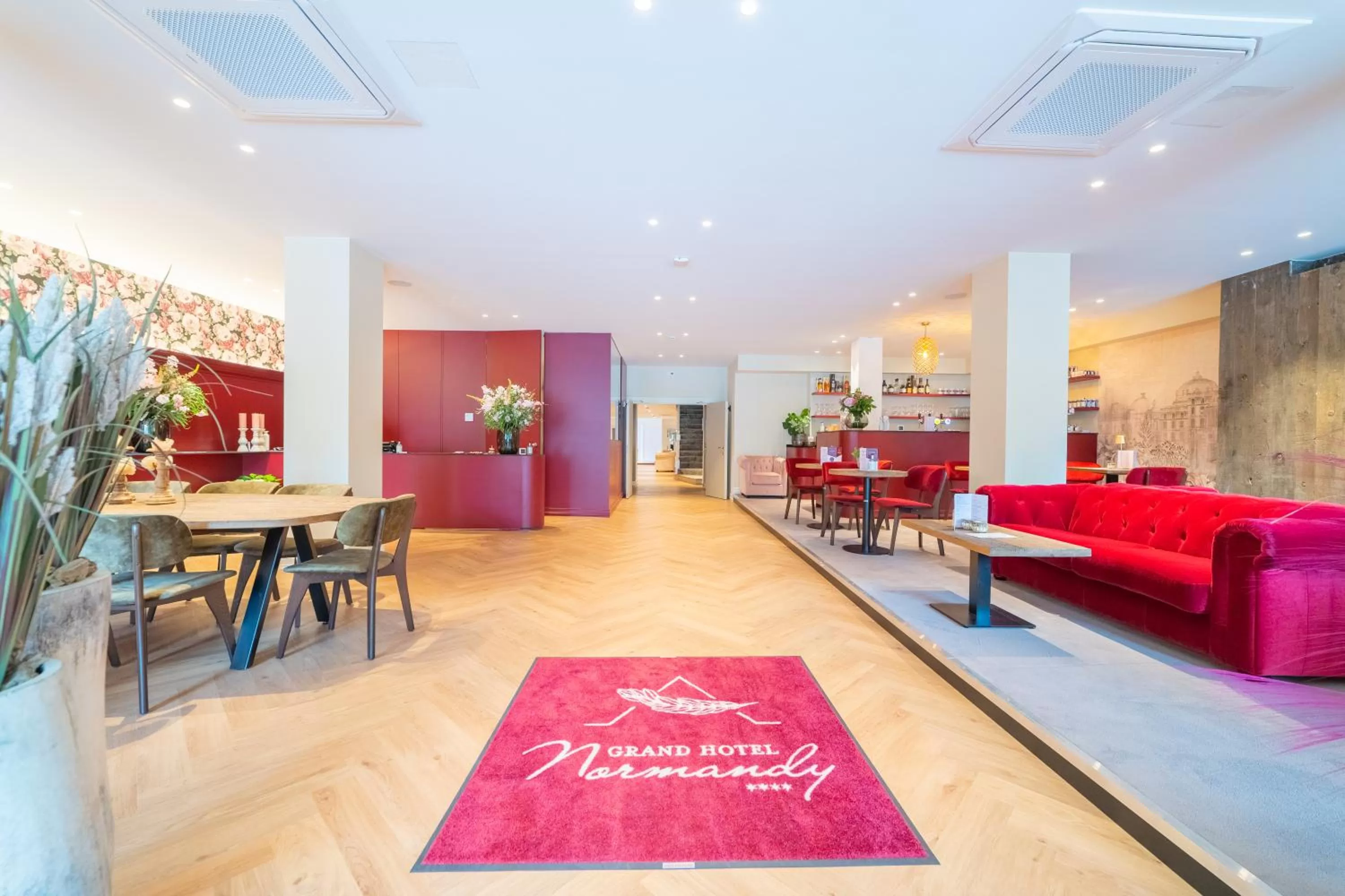 Lounge or bar in Grand Hotel Normandy by CW Hotel Collection