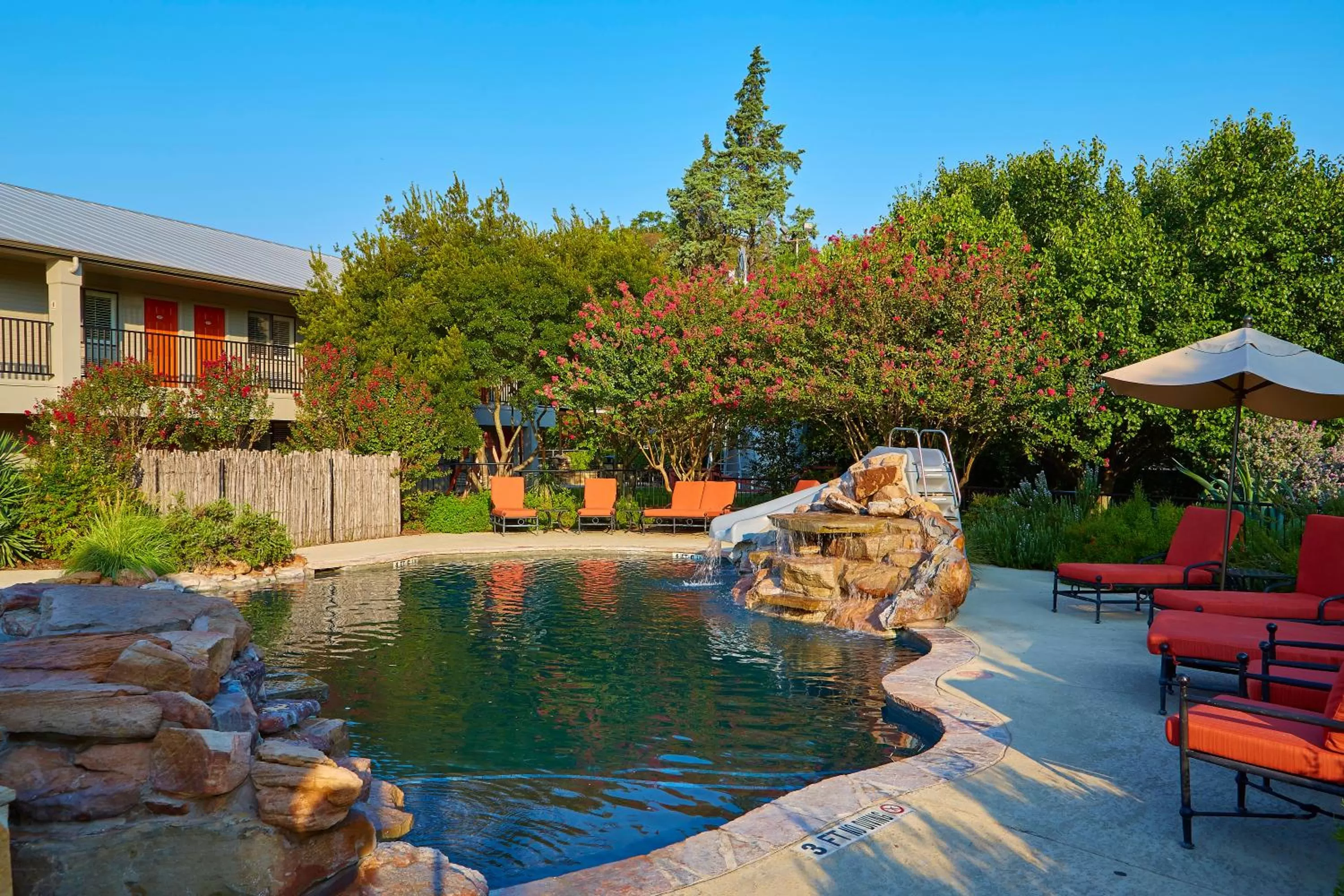 Swimming pool in Fredericksburg Inn and Suites