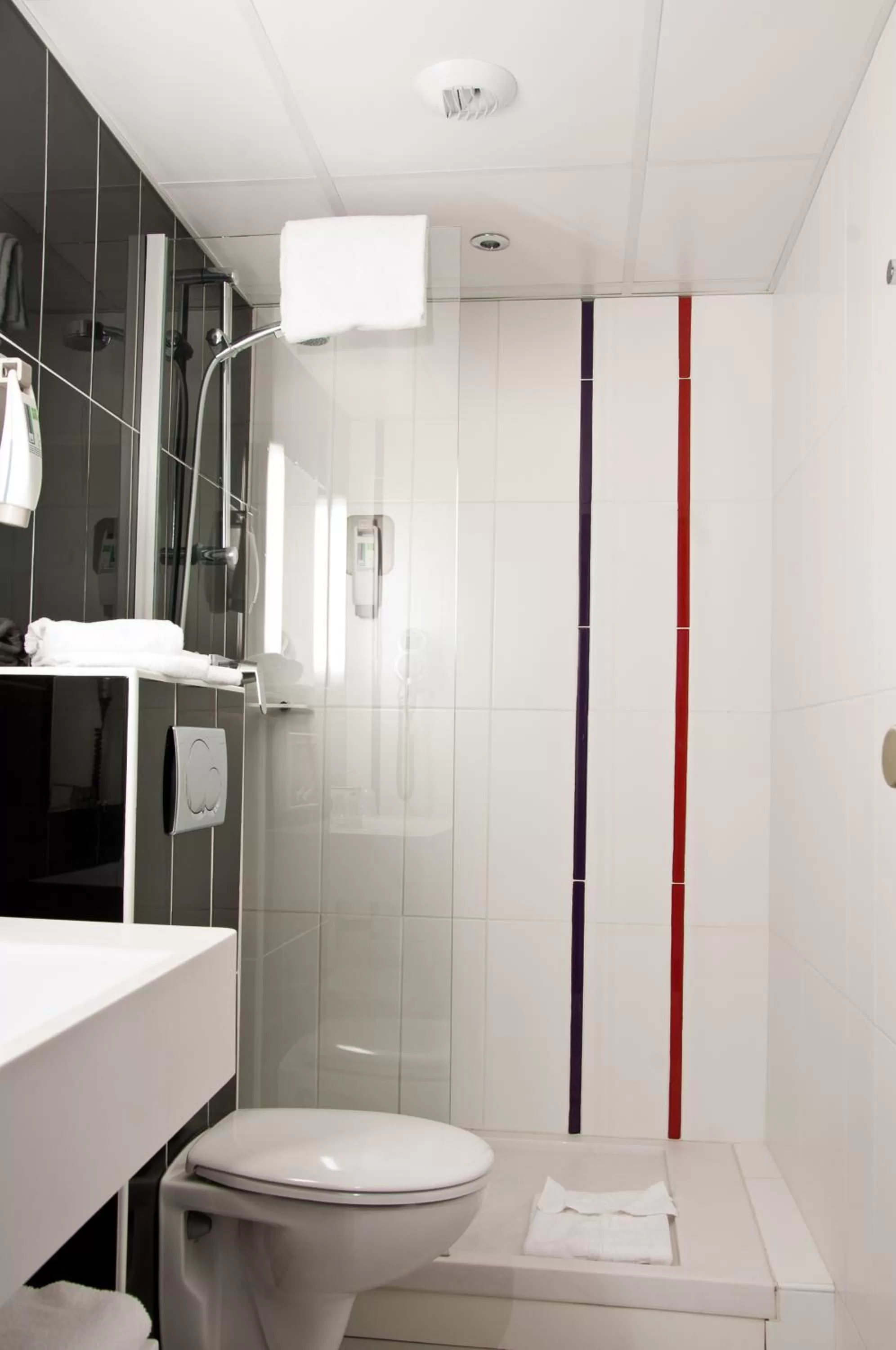 Bathroom in Ibis Styles Paris Pigalle Montmartre