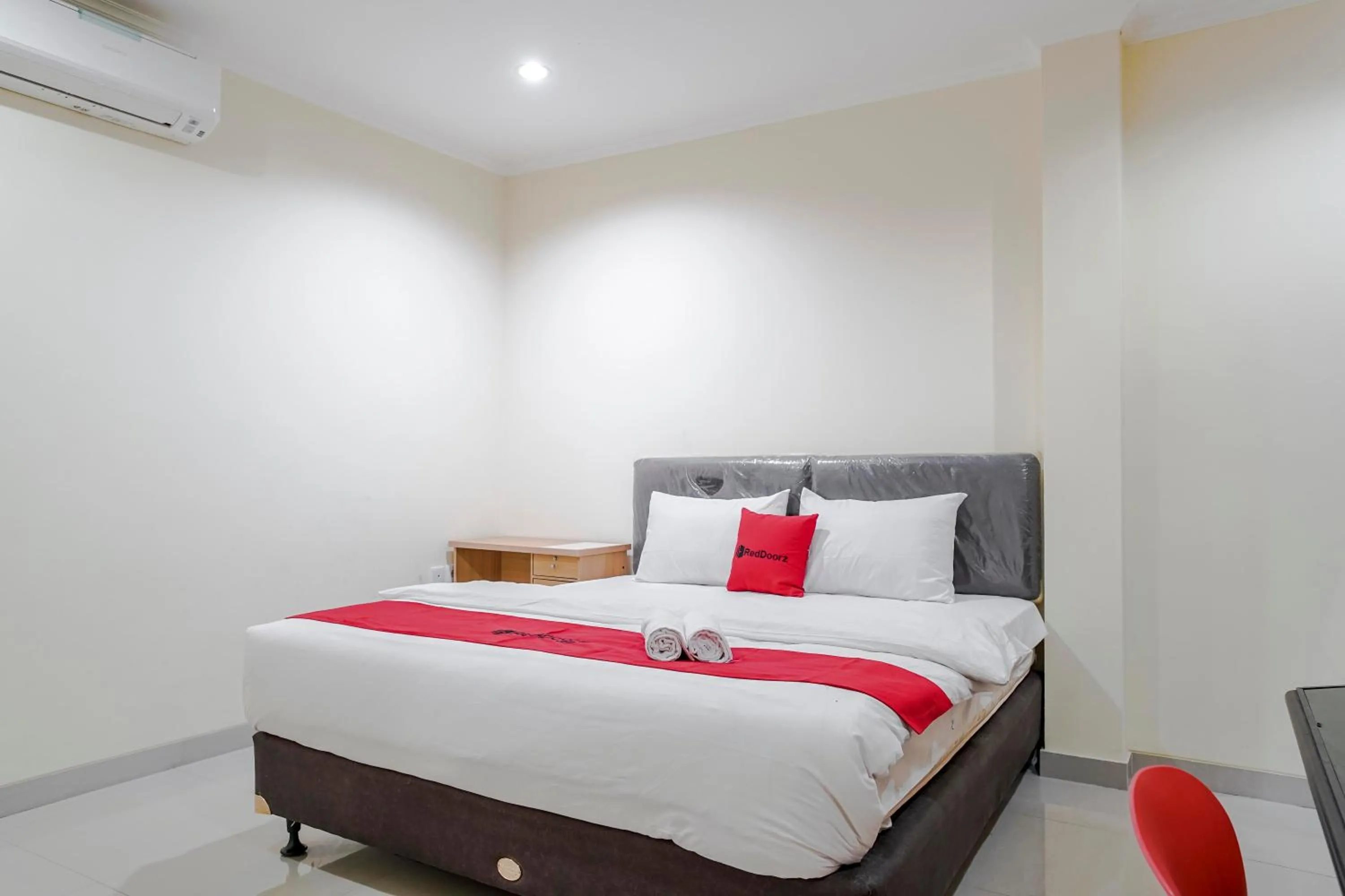 Bedroom, Bed in RedDoorz @ Jalan Biak Roxy Jakarta