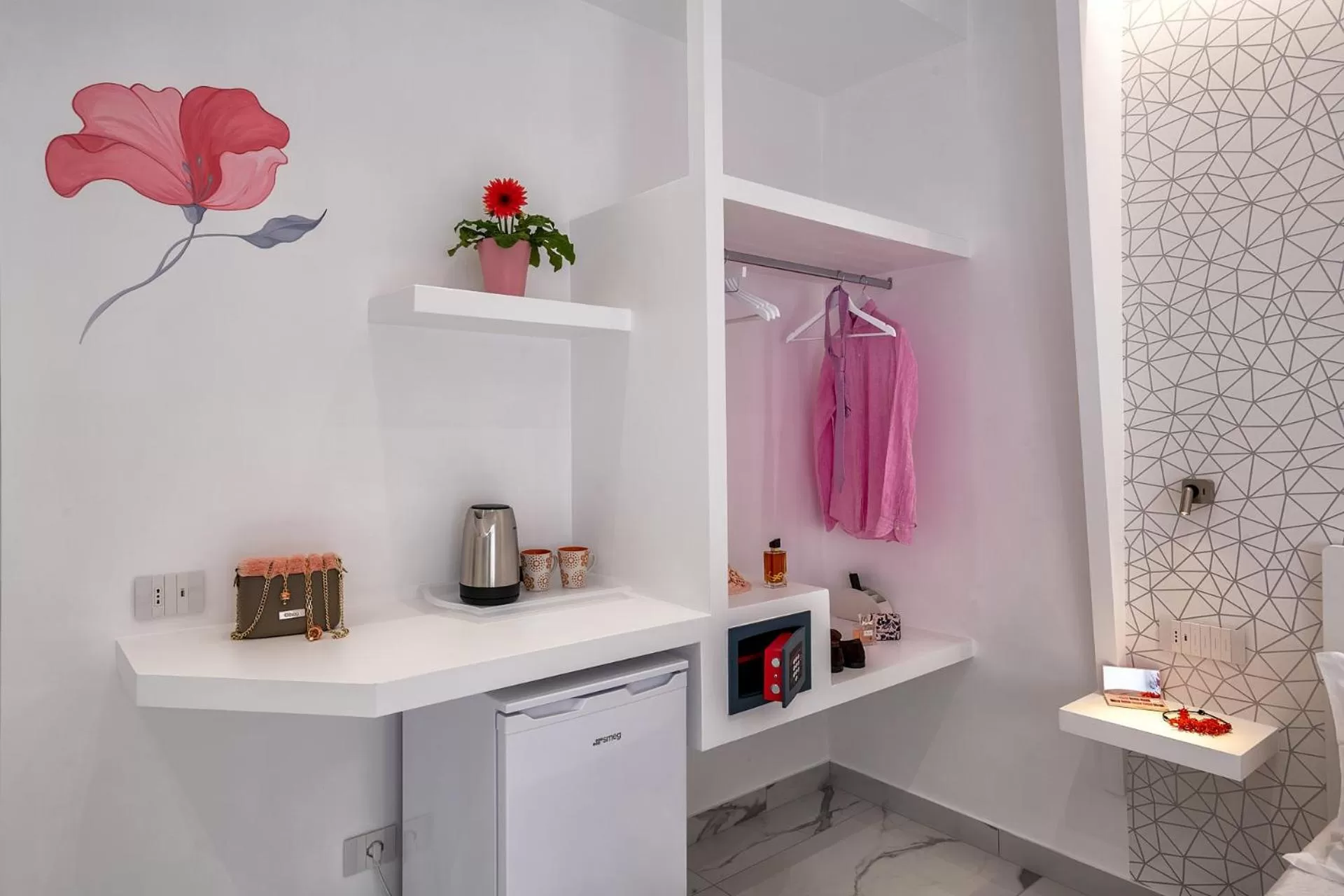 Coffee/tea facilities, Kitchen/Kitchenette in Maison Marienne - Deluxe B&B