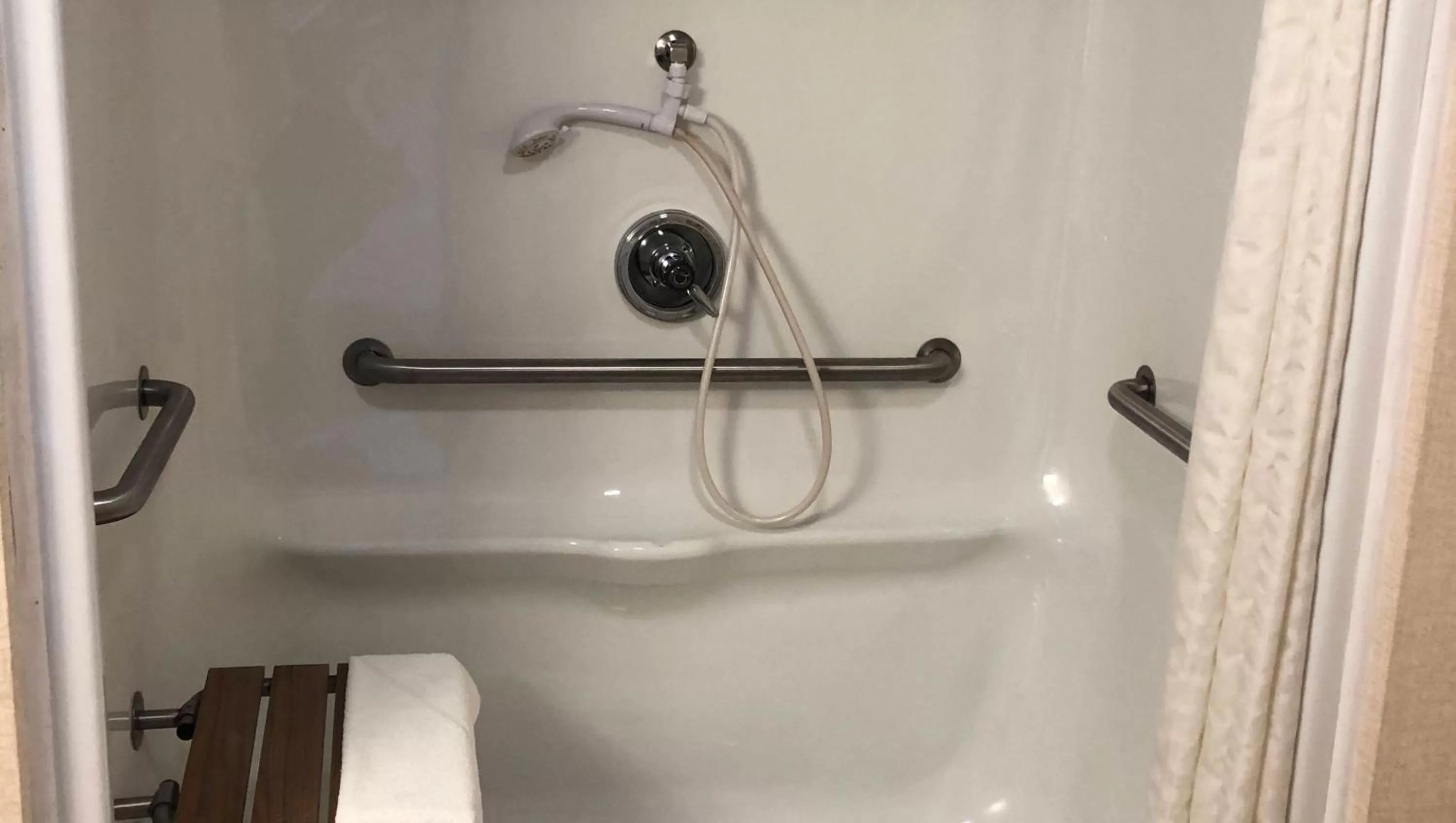 Bathroom in Colonial Inn Ellsworth