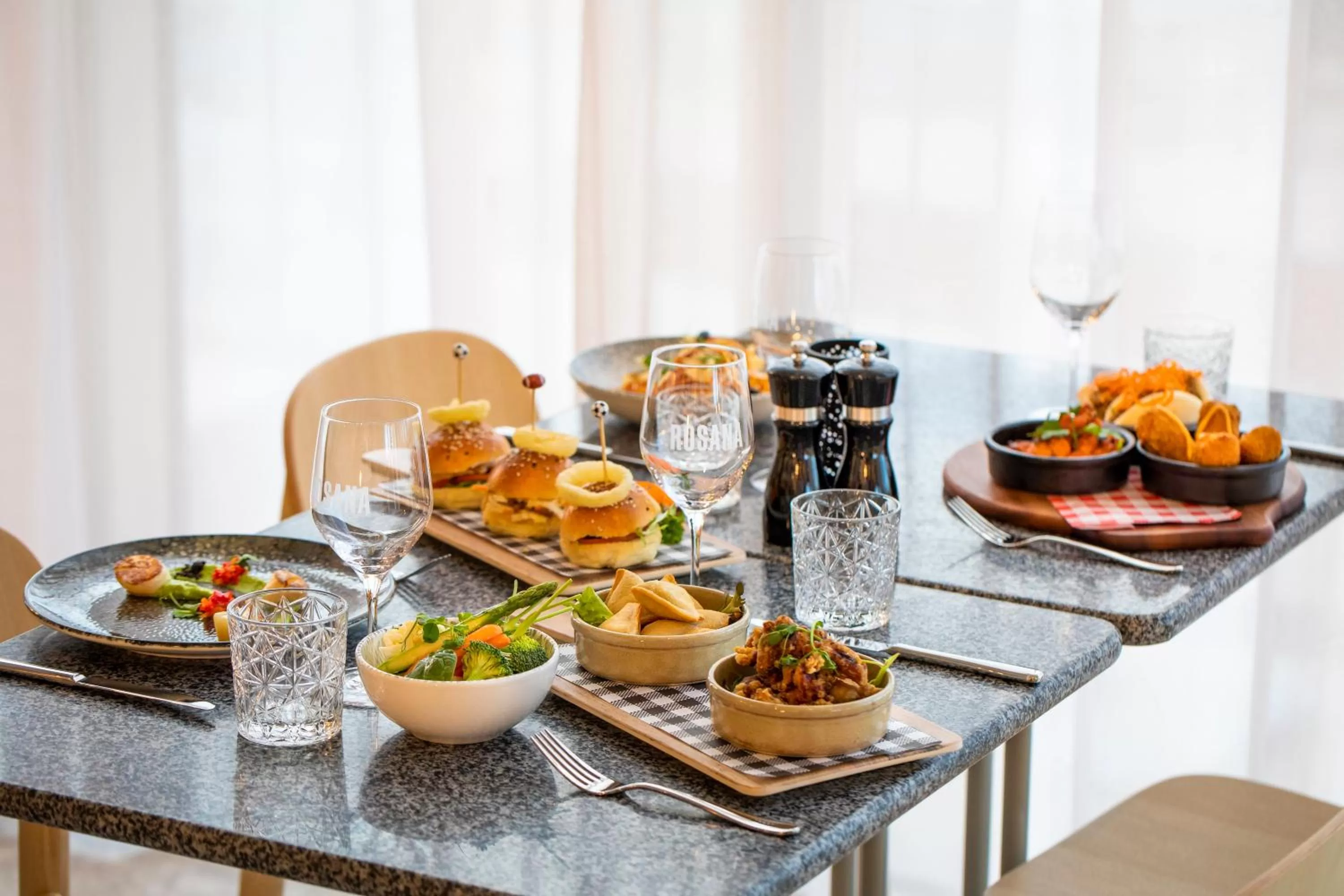 Restaurant/places to eat in Holiday Inn Werribee by IHG