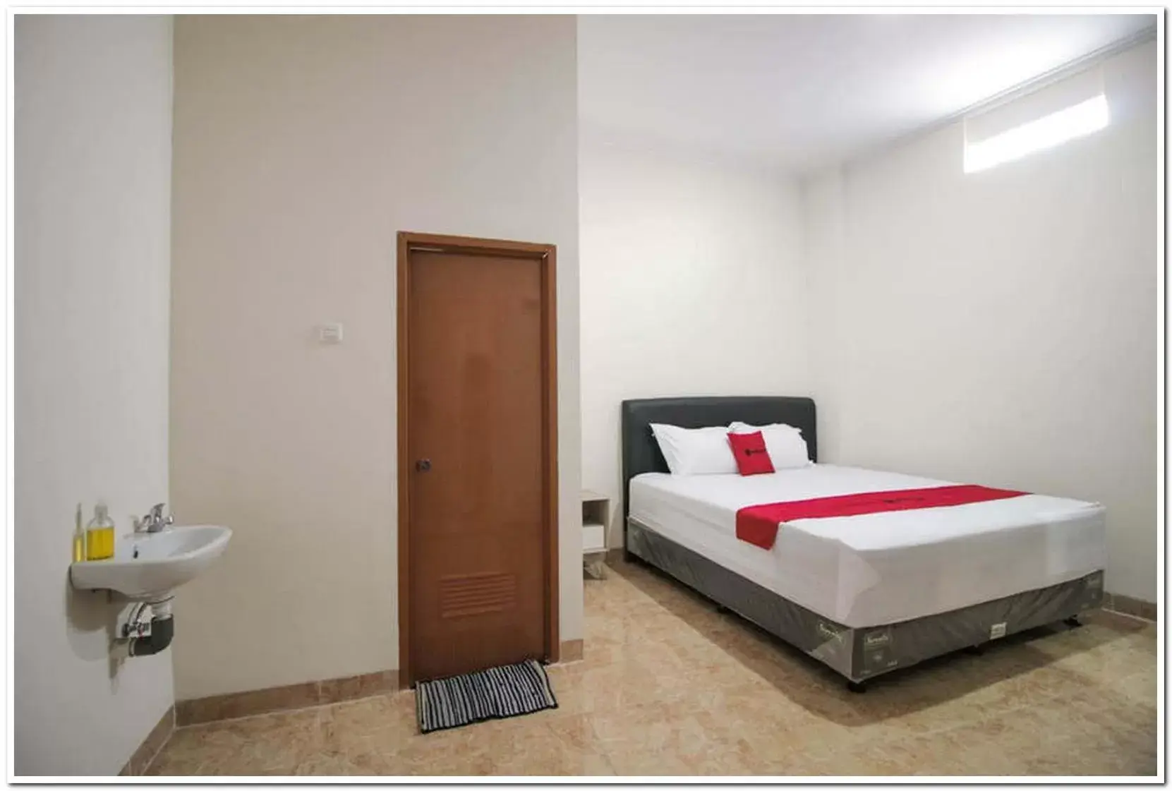 Deluxe Room in RedDoorz Syariah @ Jatinegara Deluxe Room in RedDoorz Syariah @ Jatinegara