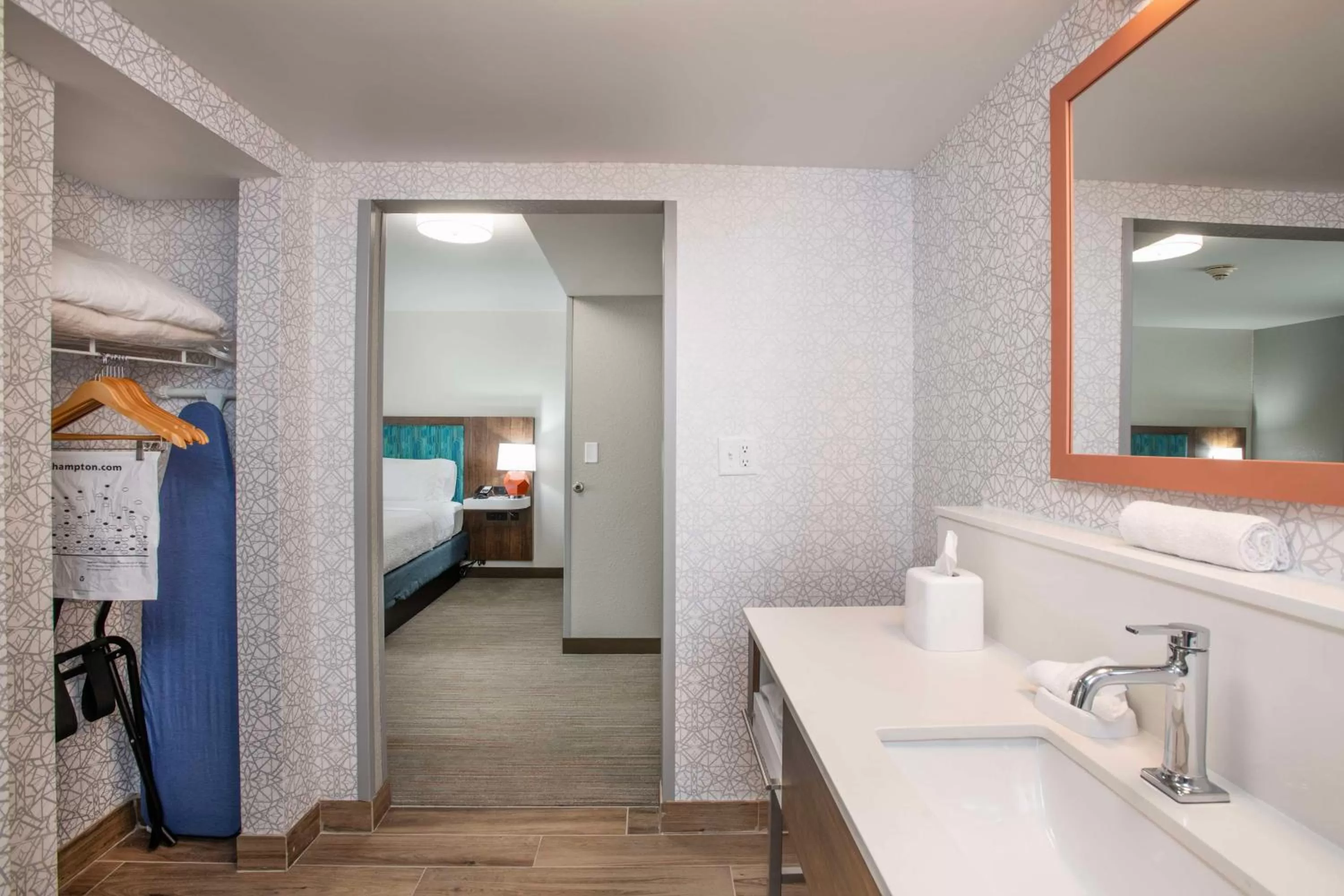 Bathroom, Bed in Hampton Inn Dry Ridge