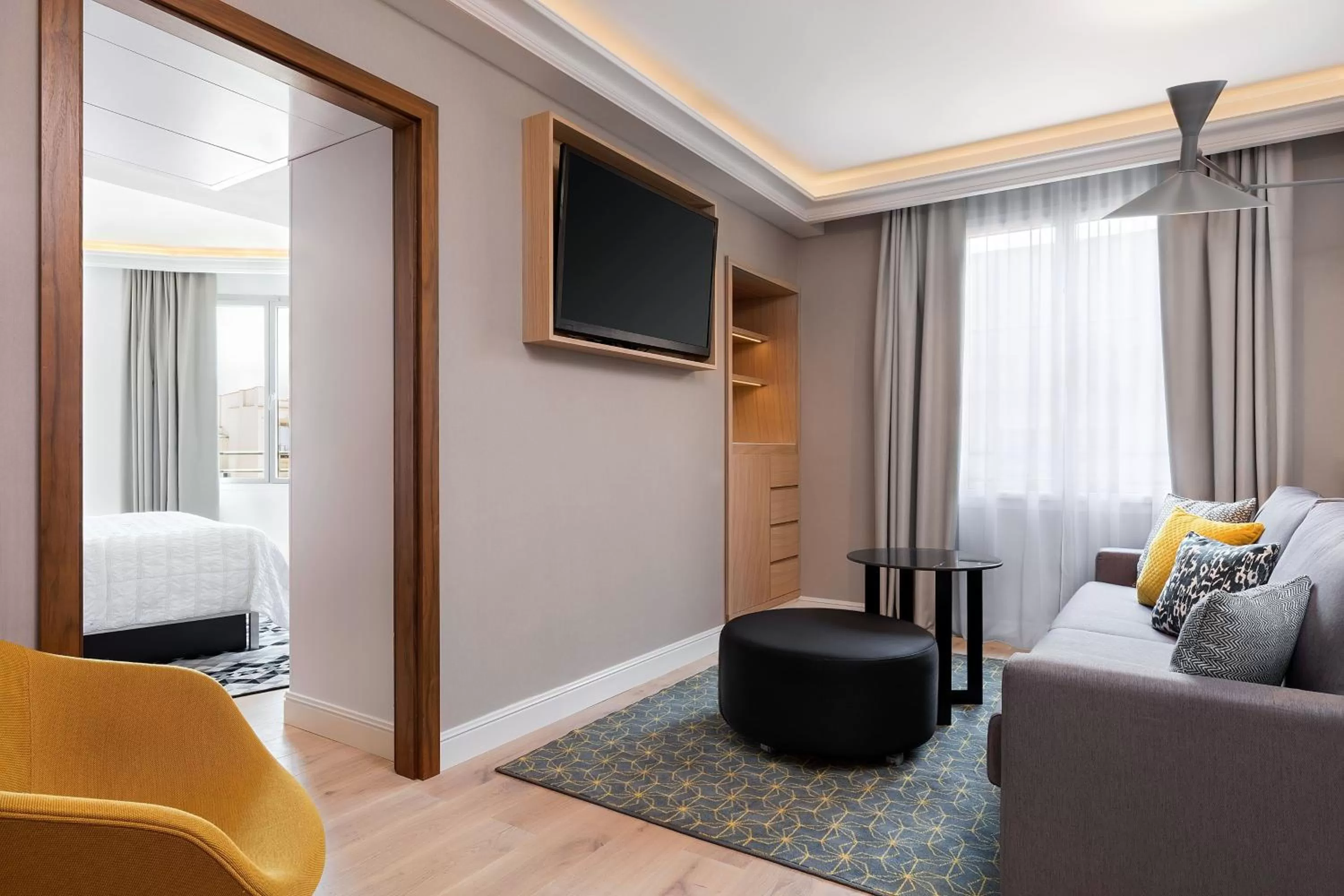 Photo of the whole room, Bed in Le Meridien Barcelona