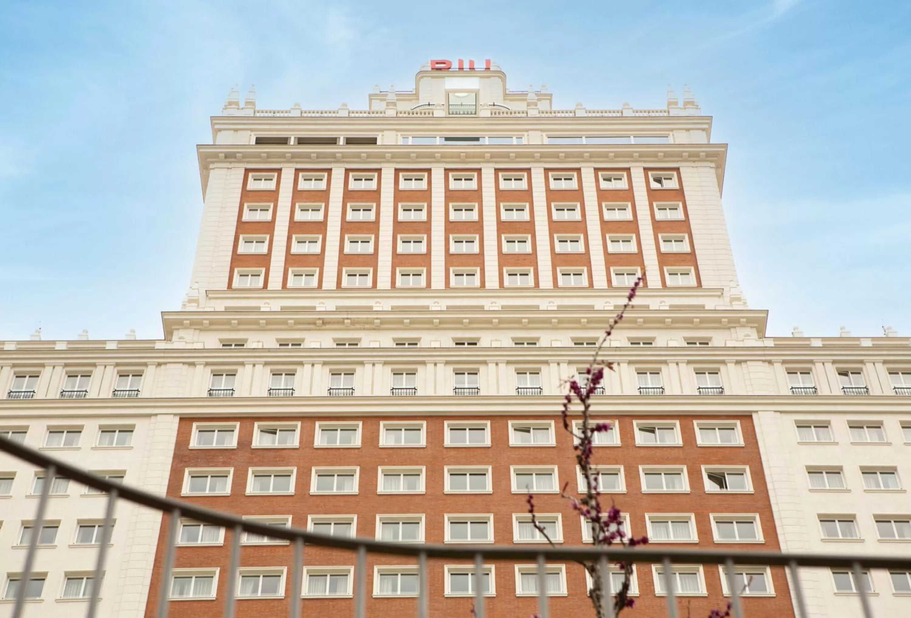 Property building in Riu Plaza España