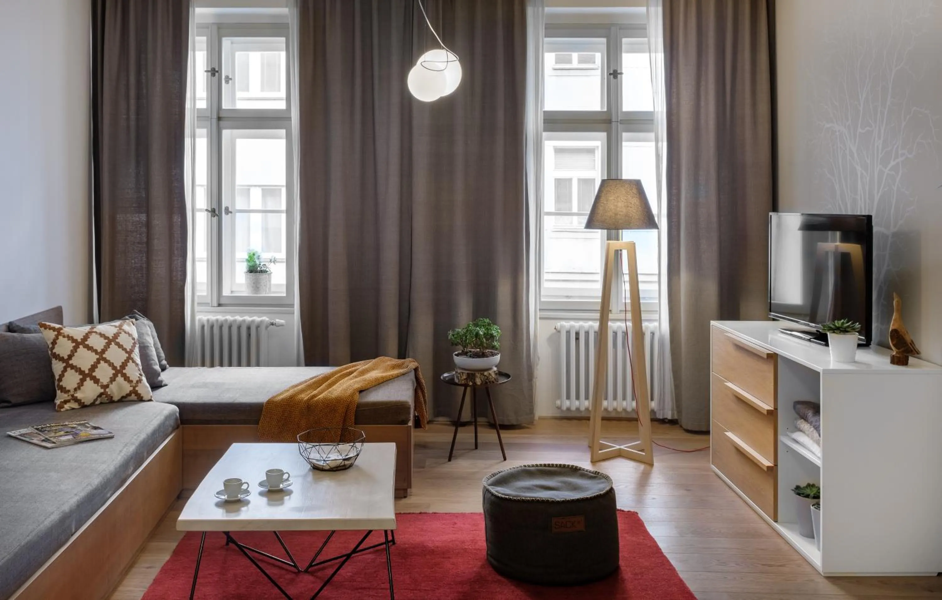 TV and multimedia in 4 Trees Apartments by Adrez