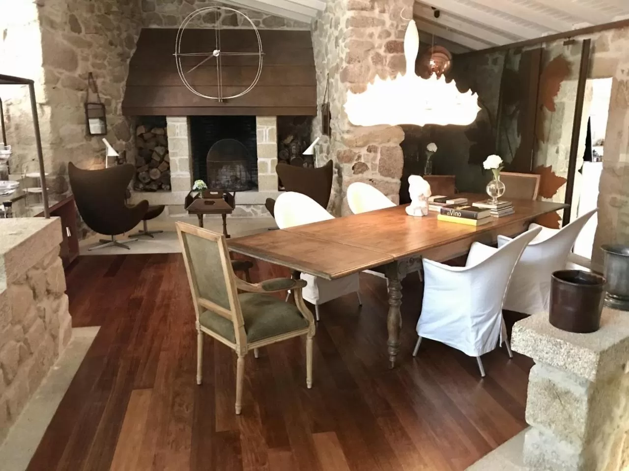 Dining area in Enoturismo Novavila Rias Baixas Wine Design