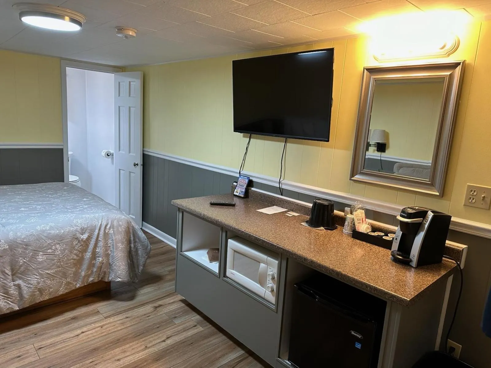 Bed in Sunset Motel at Armand's Gardens