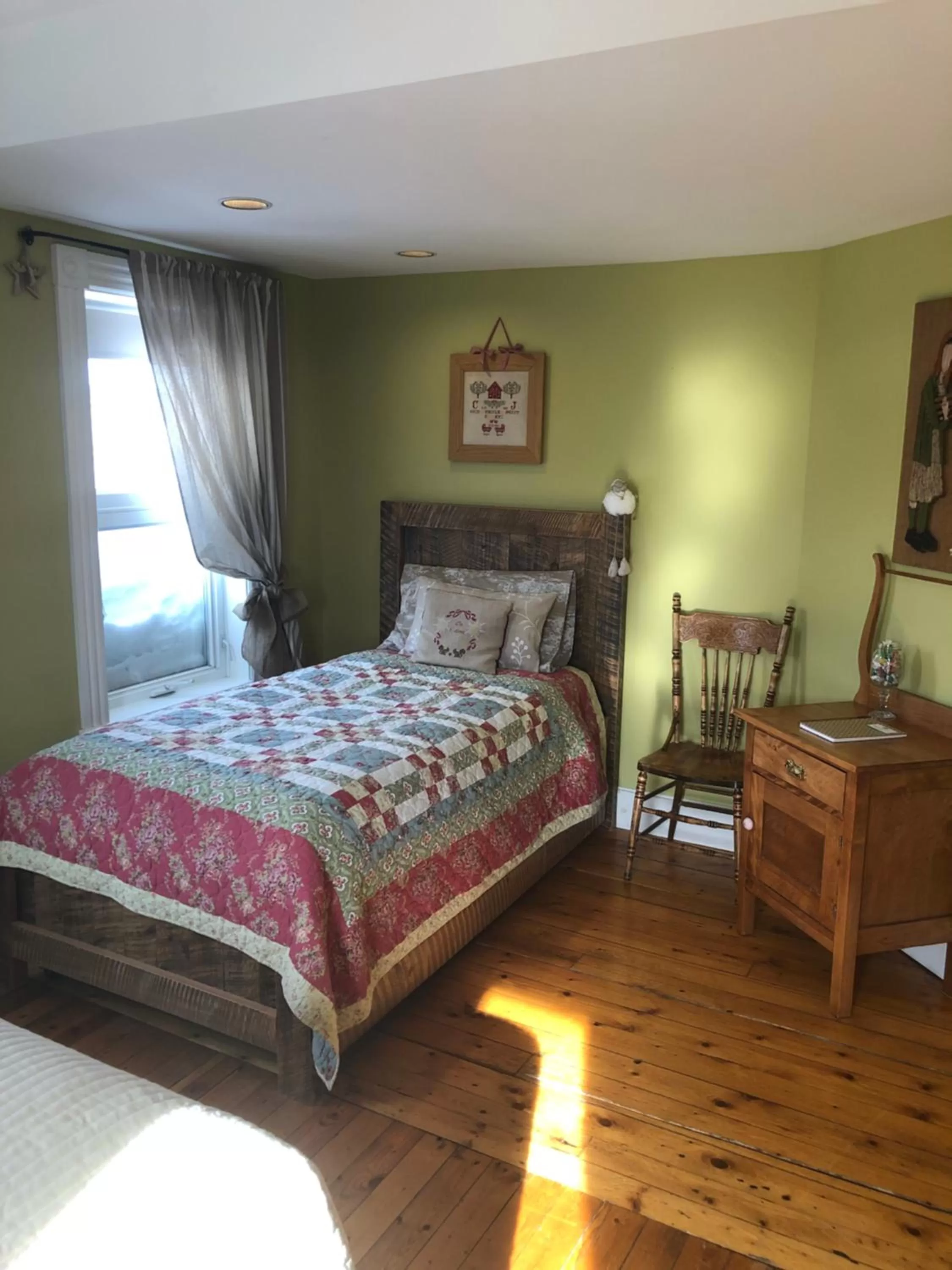 Bed in Auberge d'Anjou-Sūrya Café