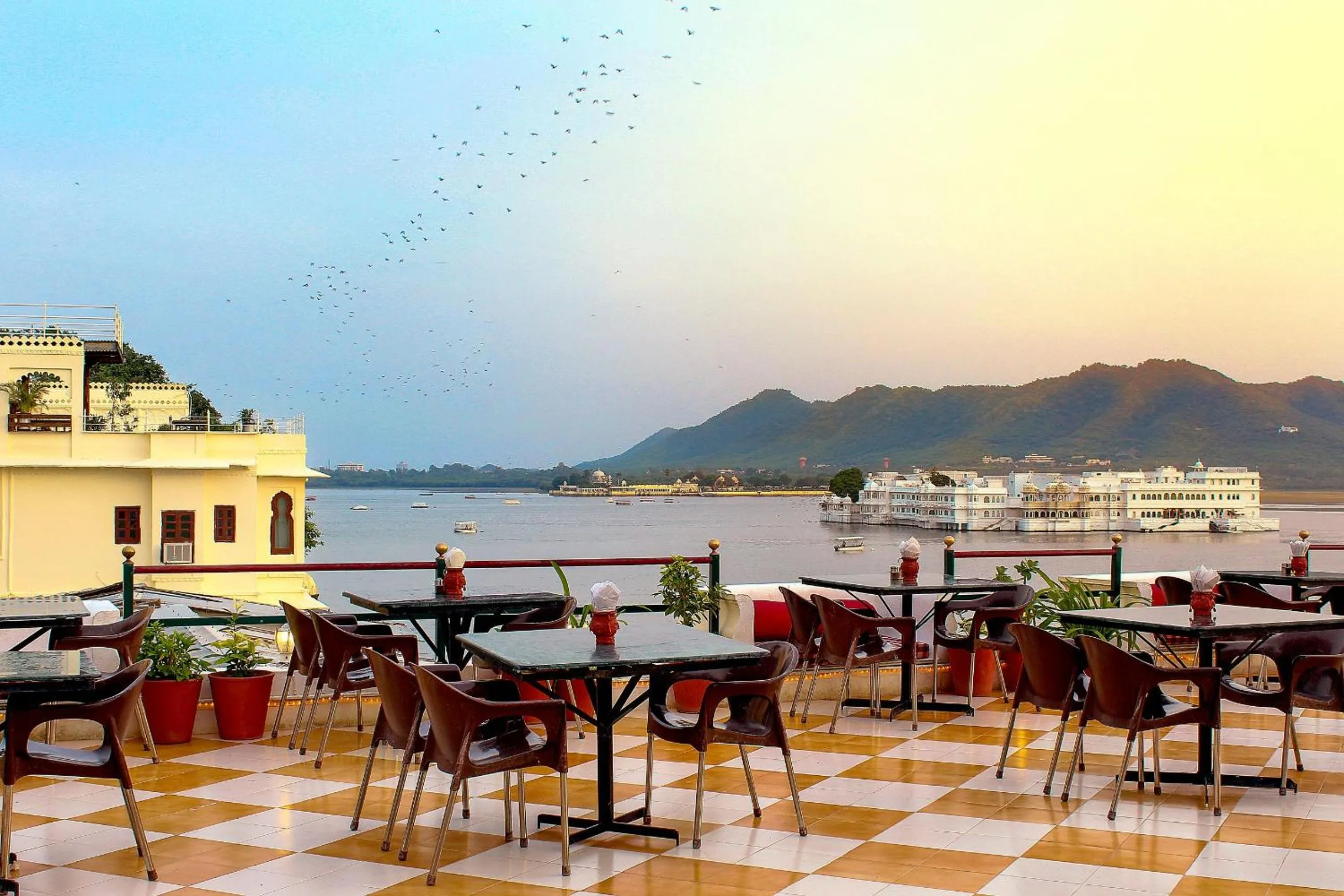 Restaurant/places to eat in Hotel Devraj Niwas on Lake Pichola