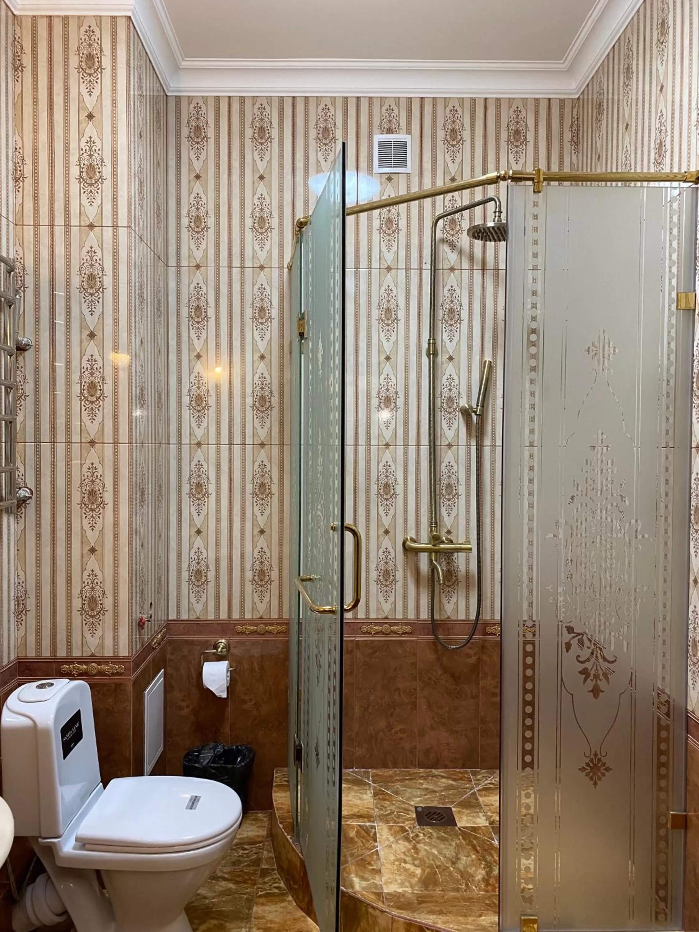 Bathroom in Lion Hotel