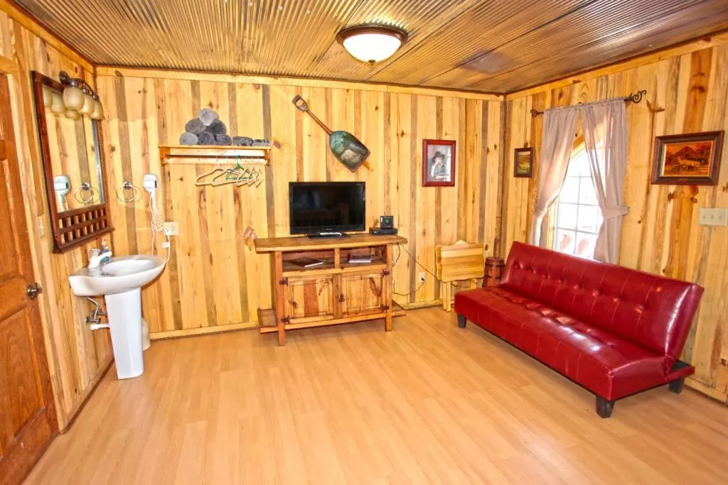 Seating area, TV/Entertainment Center in Diamonds Old West