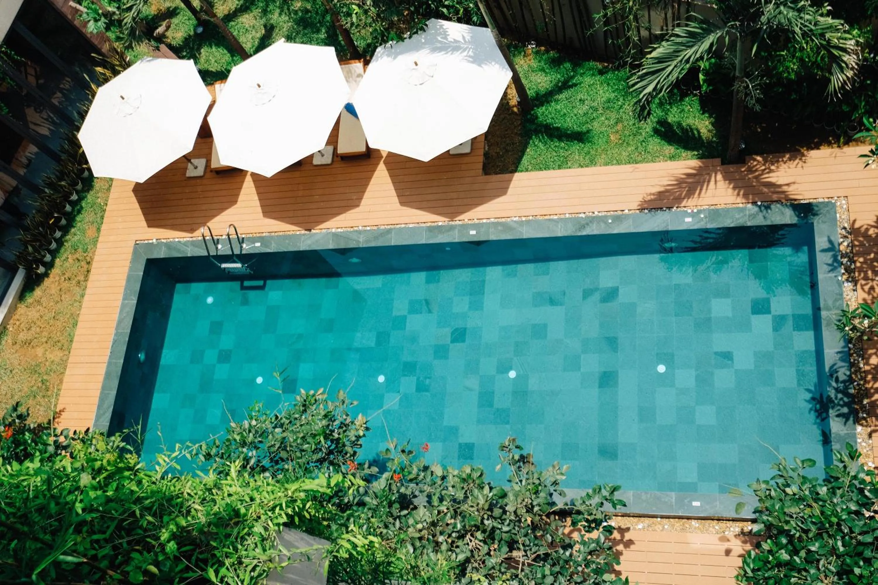 Pool view in Mulberry Collection Silk Eco