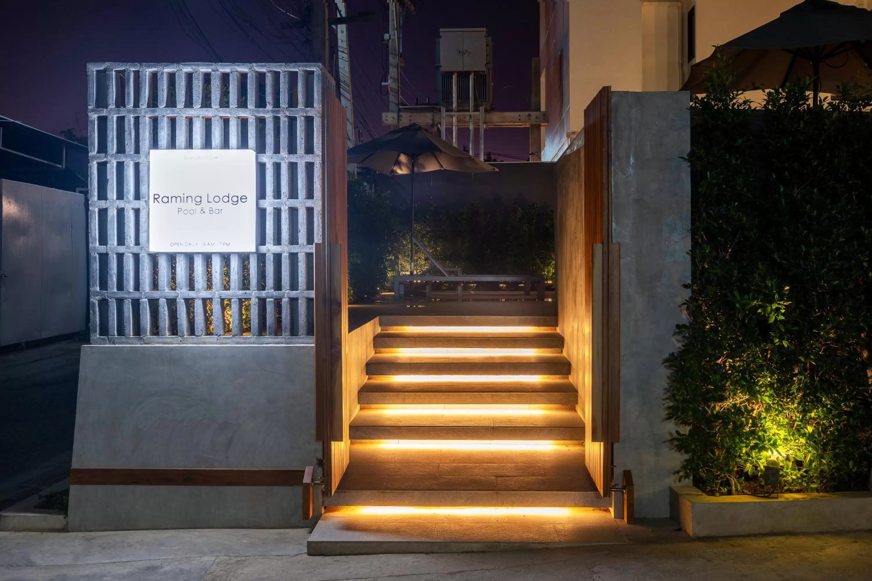 Swimming pool in Raming Lodge Hotel