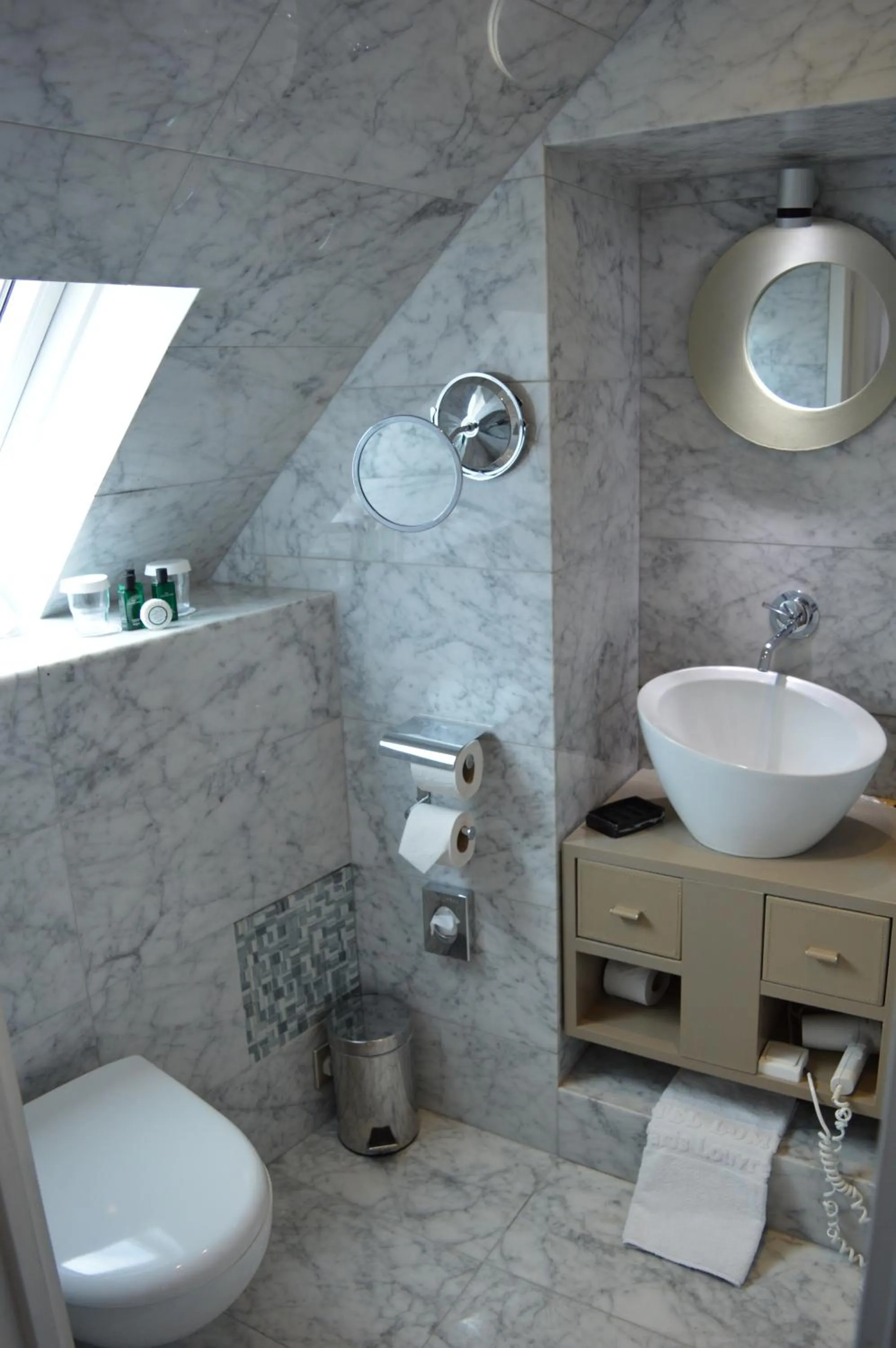 Toilet in Hotel Lumen Paris Louvre